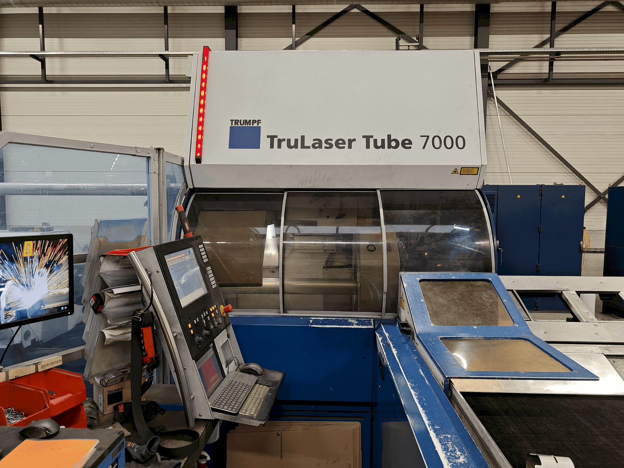 Vue de face de la machine TRUMPF TruLaser Tube 7000