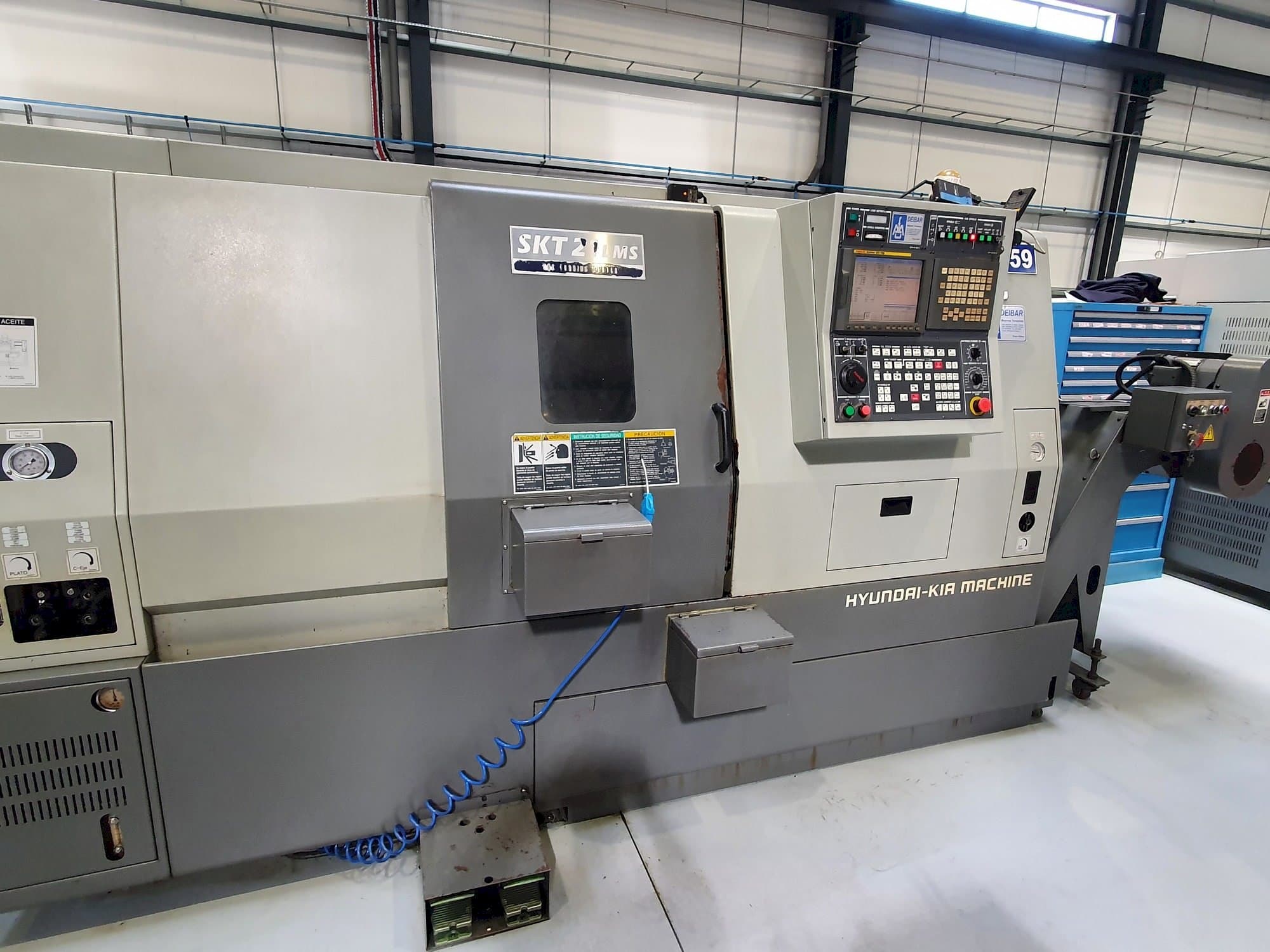 Vue de face de la machine Hyundai SKT21LMS