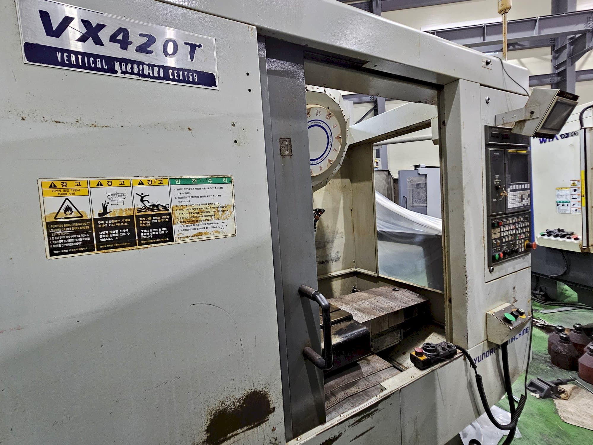 Vue de face de la machine Hyundai Wia VX420T