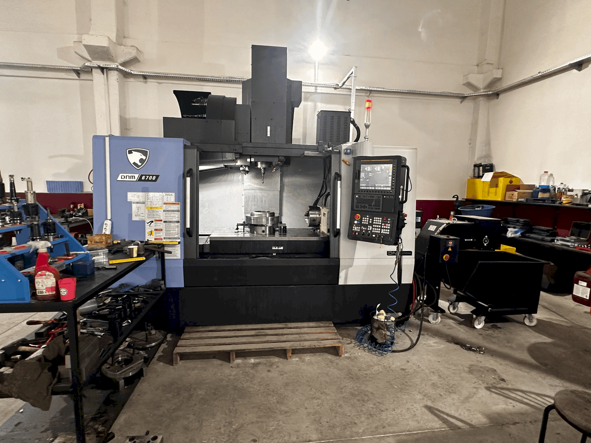 Vue de face de la machine DN SOLUTIONS Puma DNM 6700