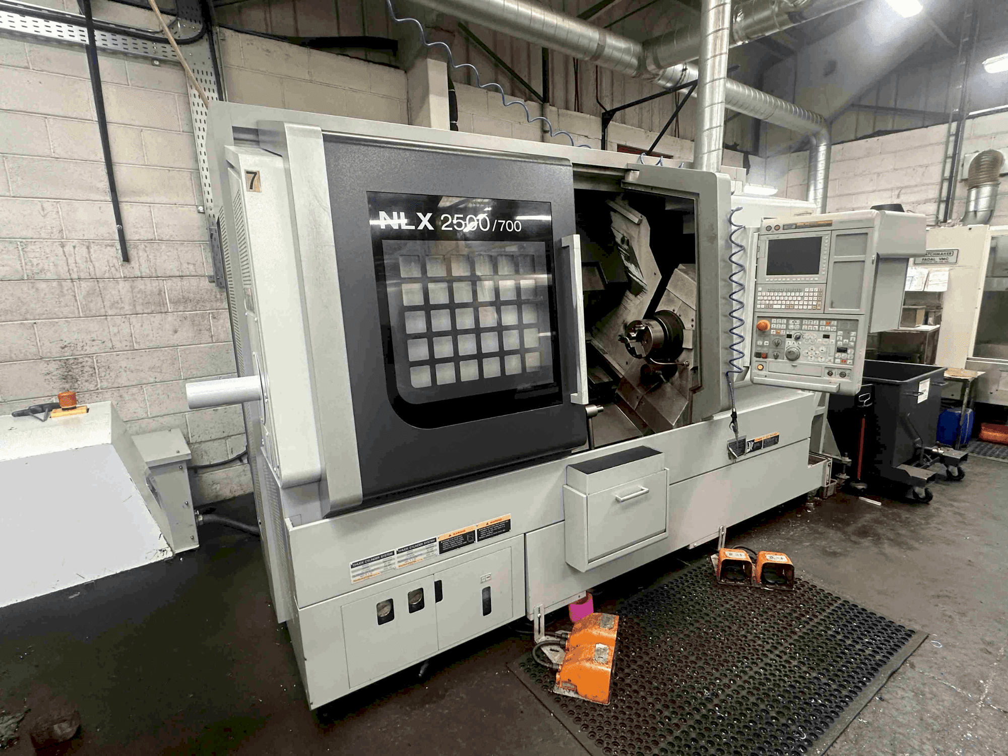 Vue latérale gauche de la machine DMG MORI NLX2500SY/700