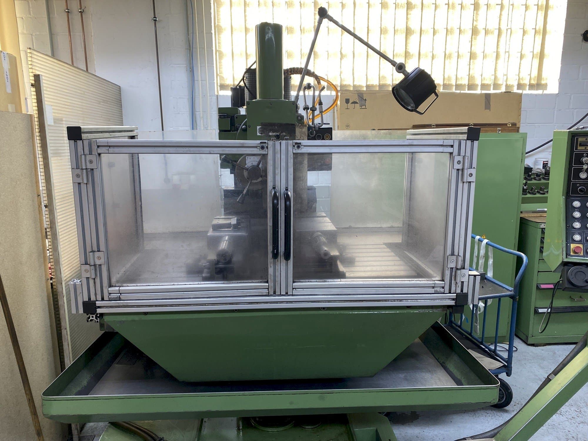 Vue de face de la machine HERMLE UWF 1000