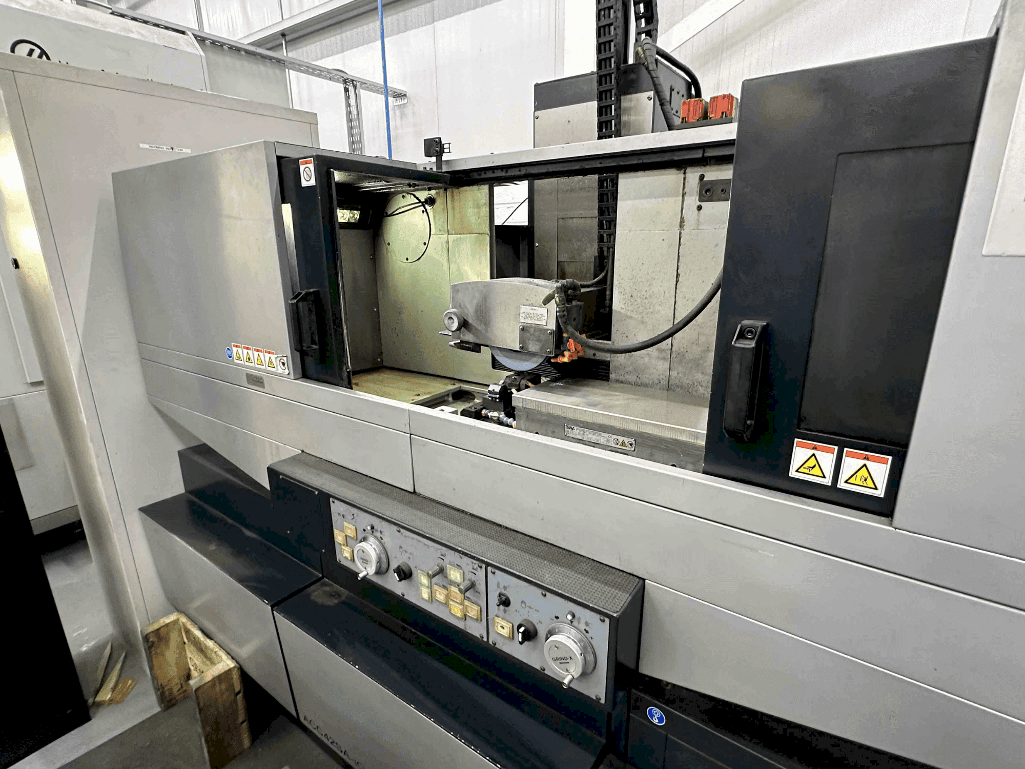 Vue de face de la machine OKAMOTO Grind-X ACC 42SAiQ