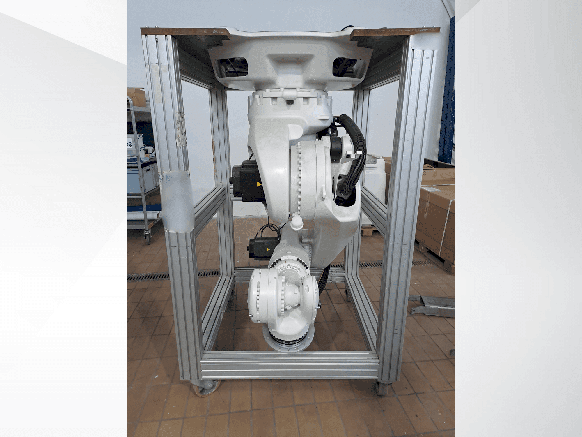 Vue de face de la machine KUKA KR270 R2700 C ultra MED (2015)