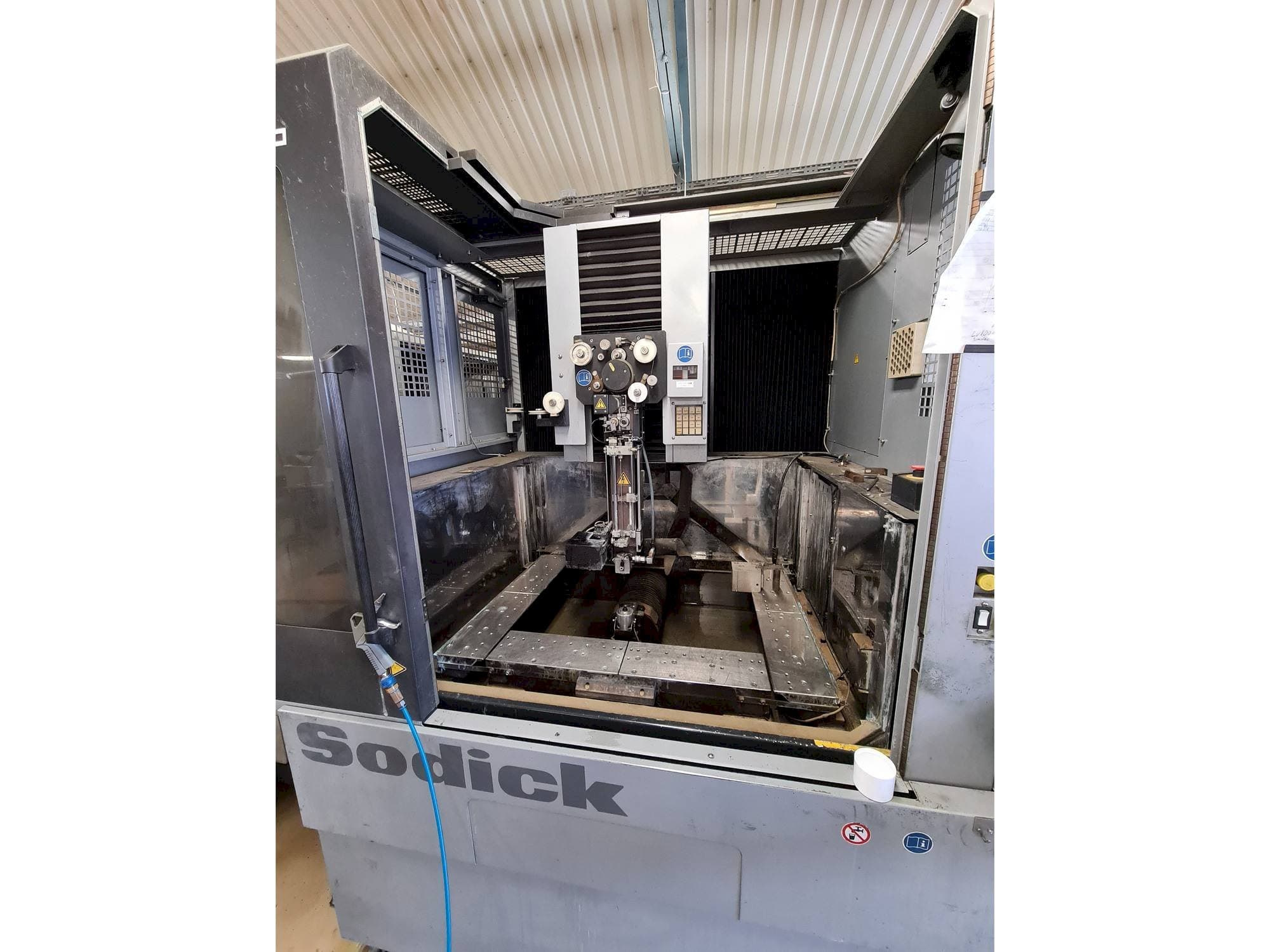 Vue de face de la machine Sodick AQ750L