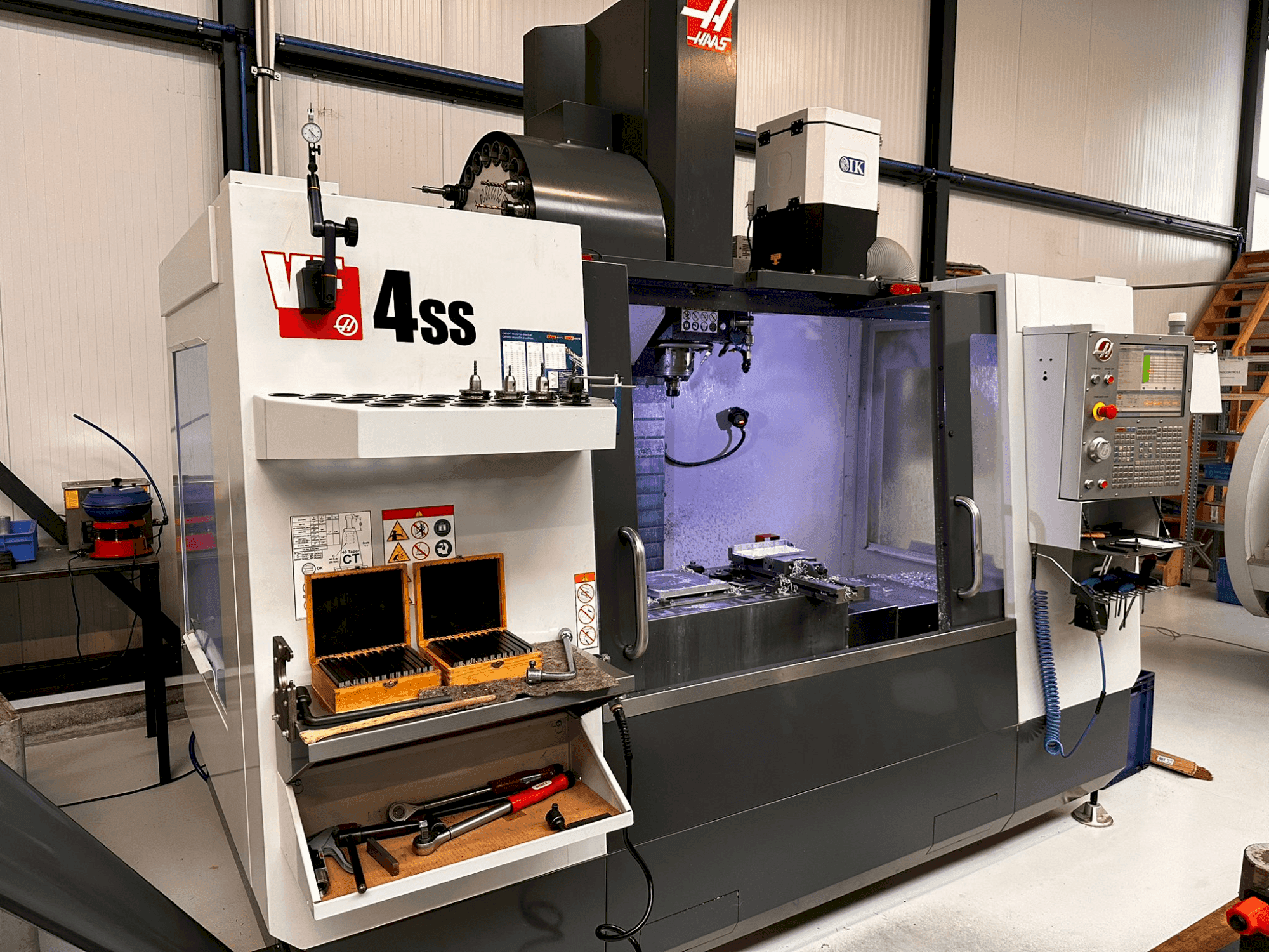 Vue de face de la machine HAAS VF-4SS