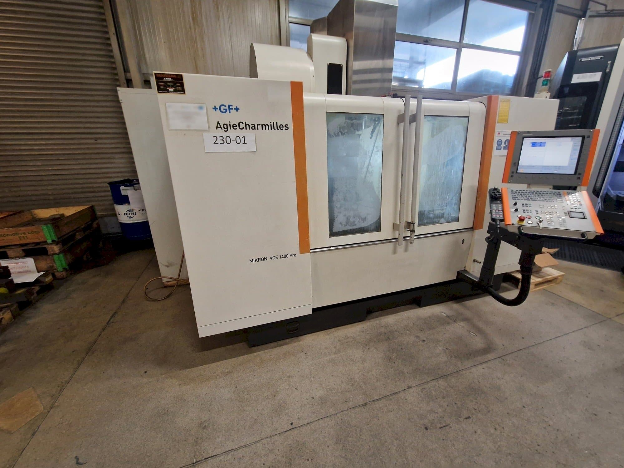 Vue latérale gauche de la machine AgieCharmilles MIKRON VCE 1400 PRO