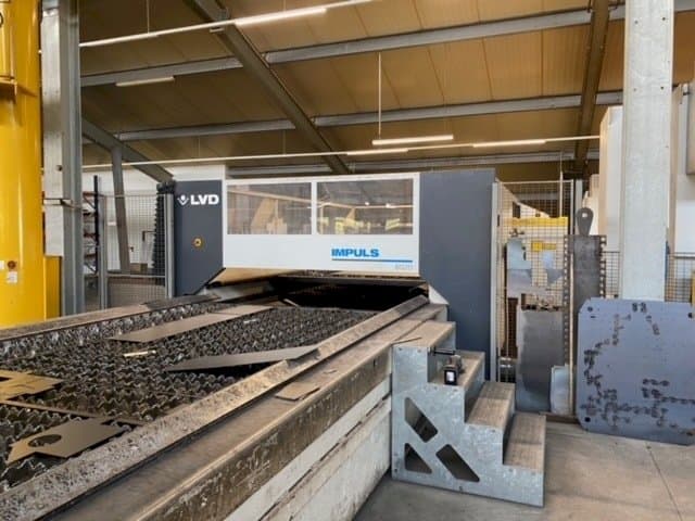 Vue de face de la machine LVD Impuls 6020