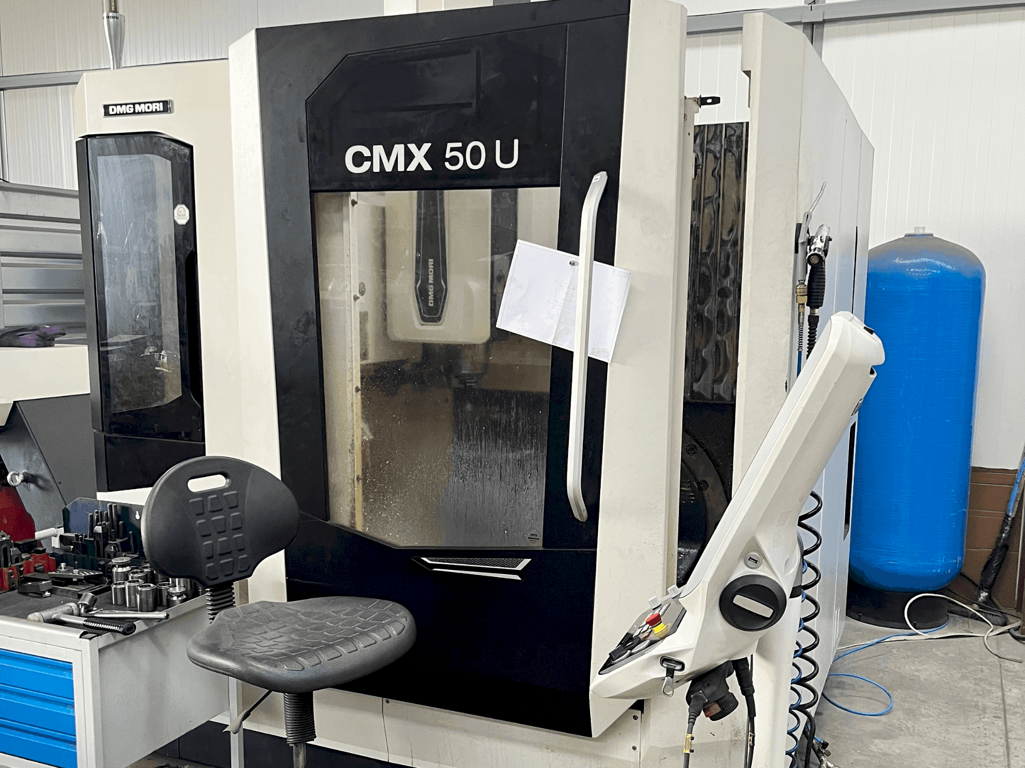 Vue de face de la machine DMG MORI CMX 50 U