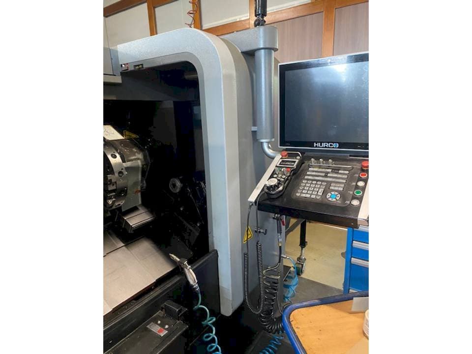 Vue de face de la machine Hurco TM8i