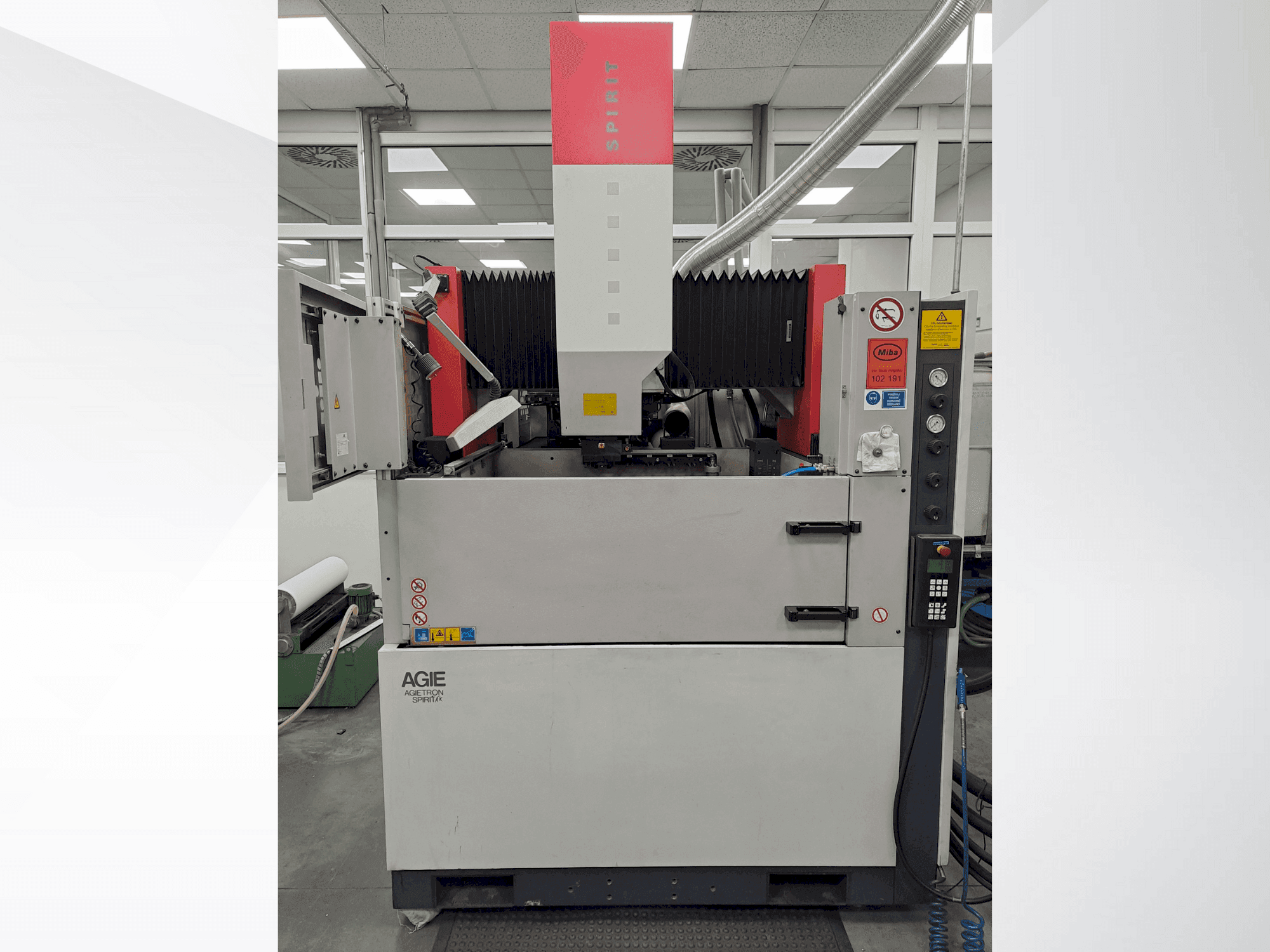 Vue de face de la machine AGIE AGIETRON SPIRIT 4