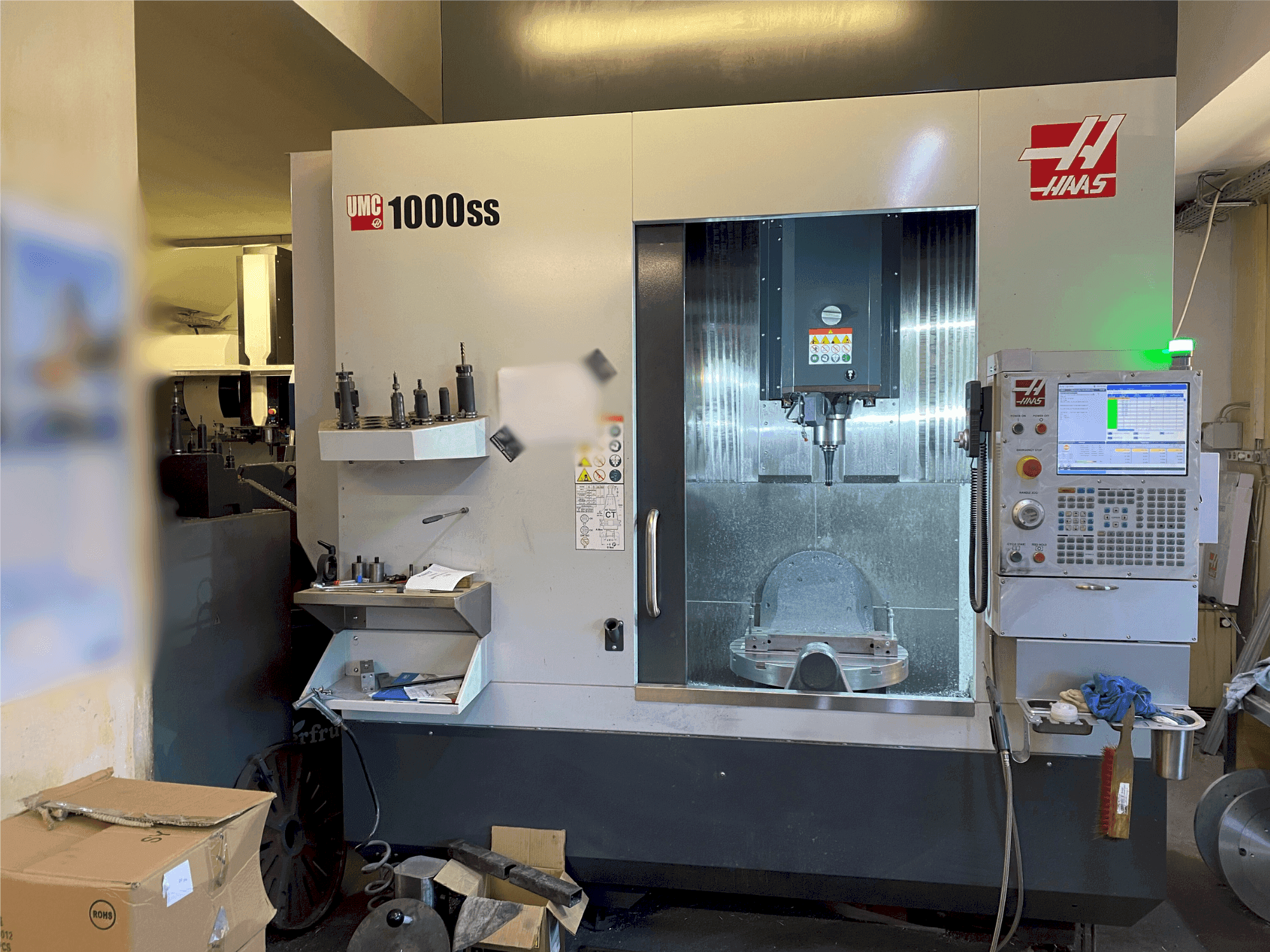 Vue de face de la machine HAAS UMC-1000SS