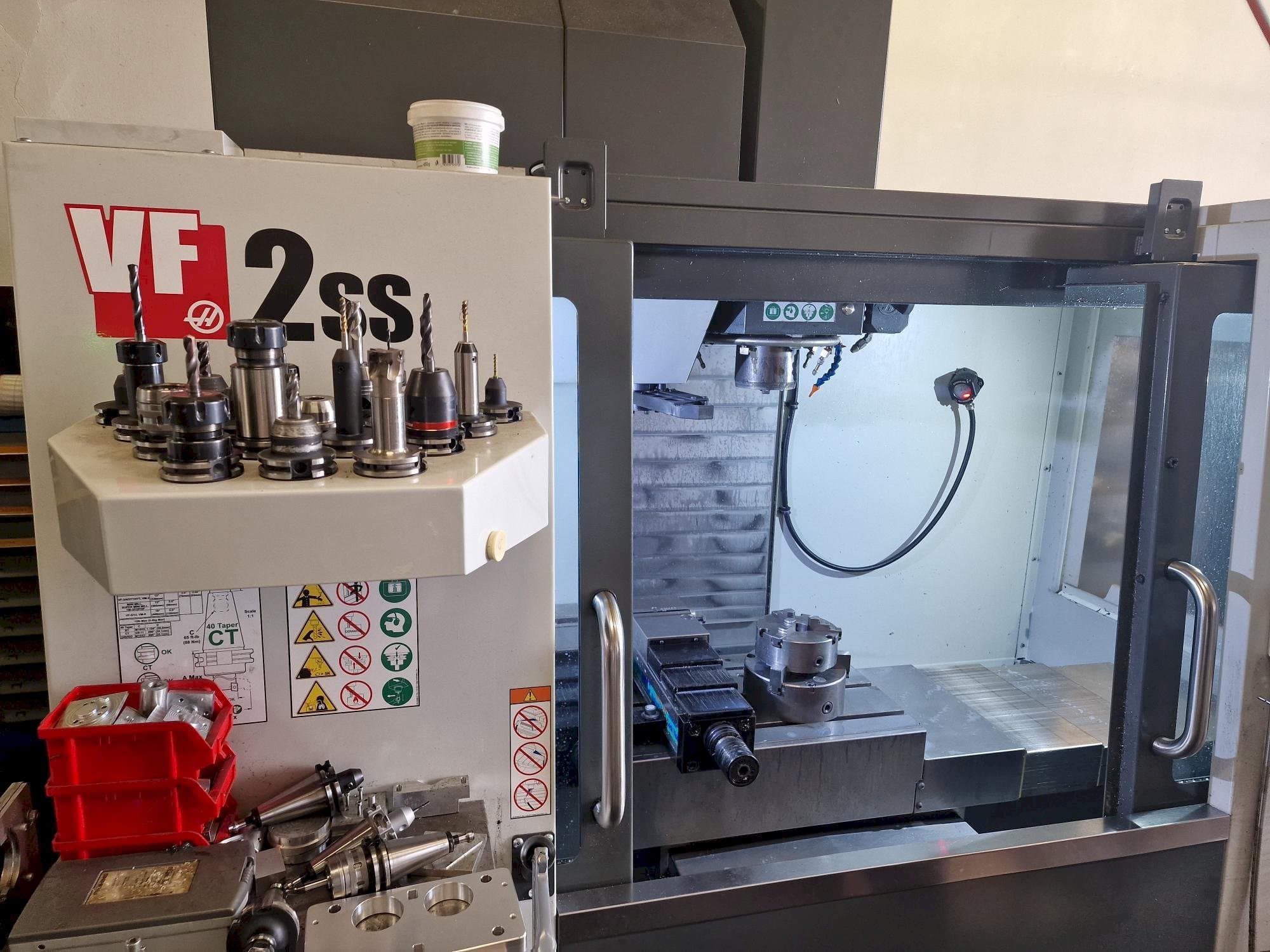 Vue de face de la machine HAAS VF-2SS