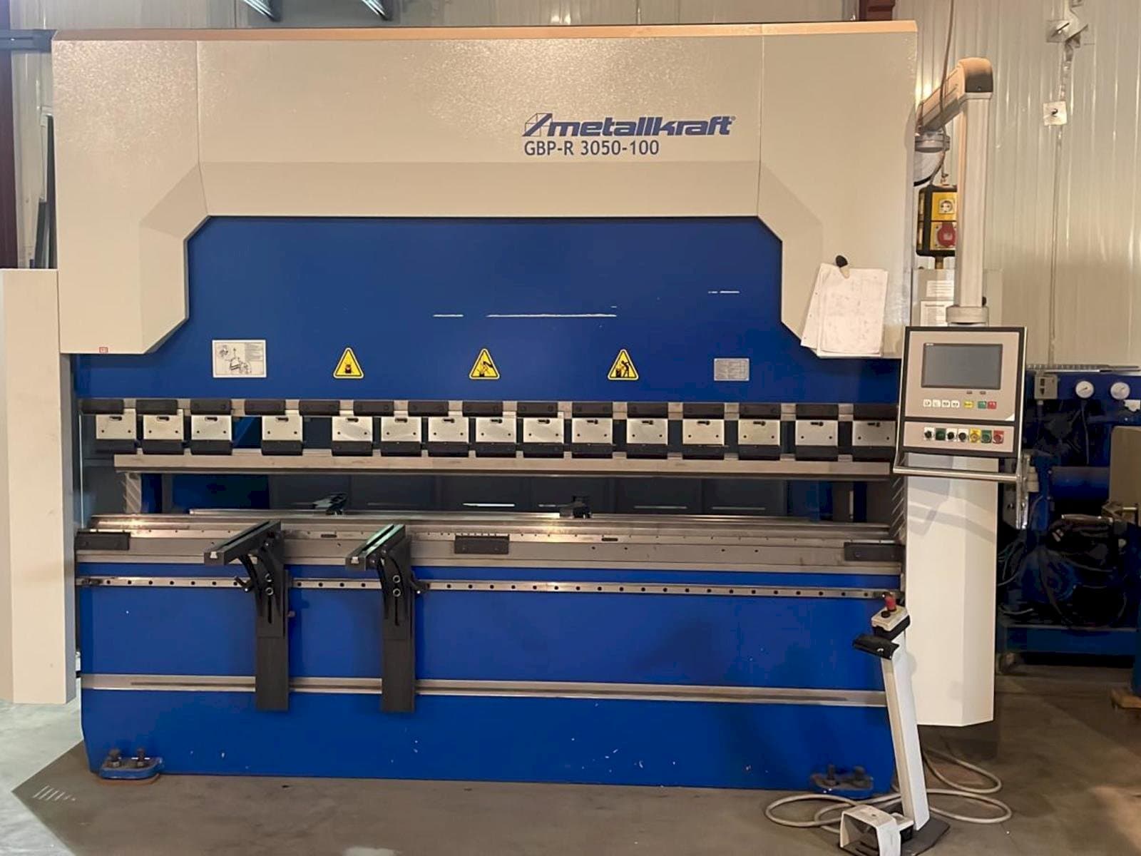 Vue de face de la machine Metallkraft  GBPR30540-100