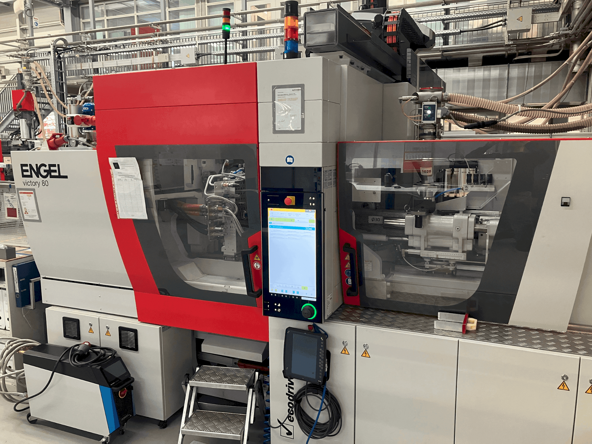 Vue de face de la machine Engel victory 200/80 tech