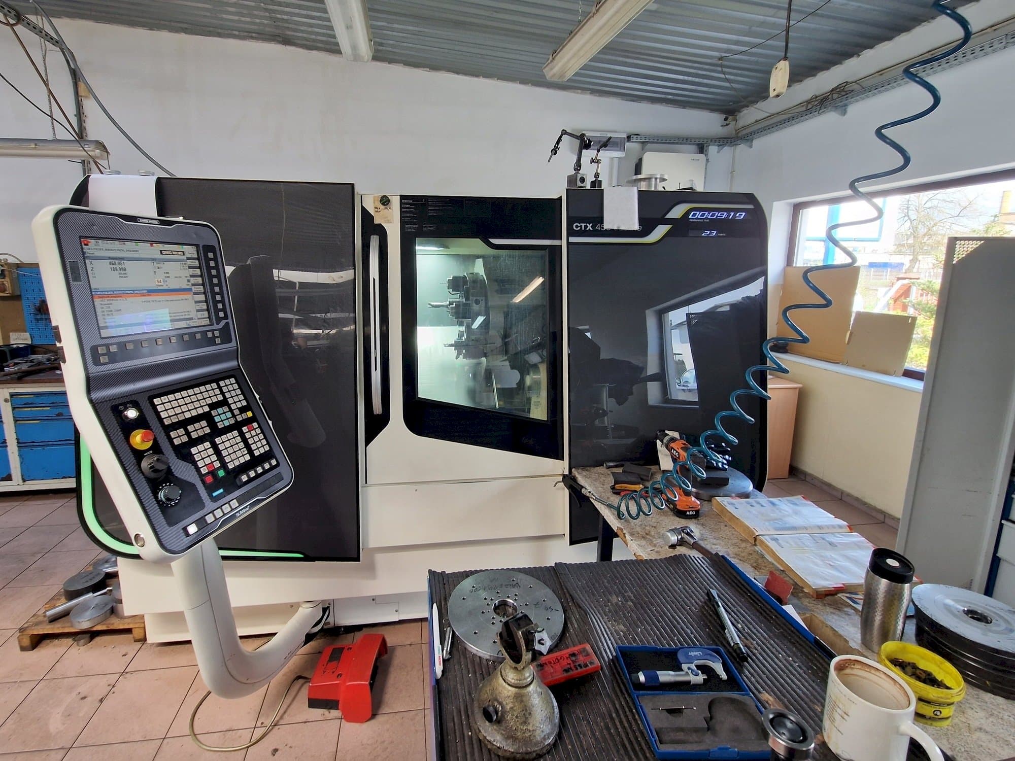 Vue de face de la machine DMG MORI CTX 450 ecoline