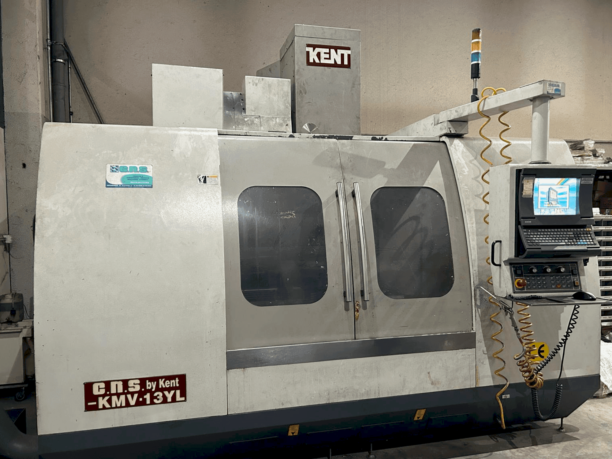 Vue de face de la machine Kent KMV 13 YL