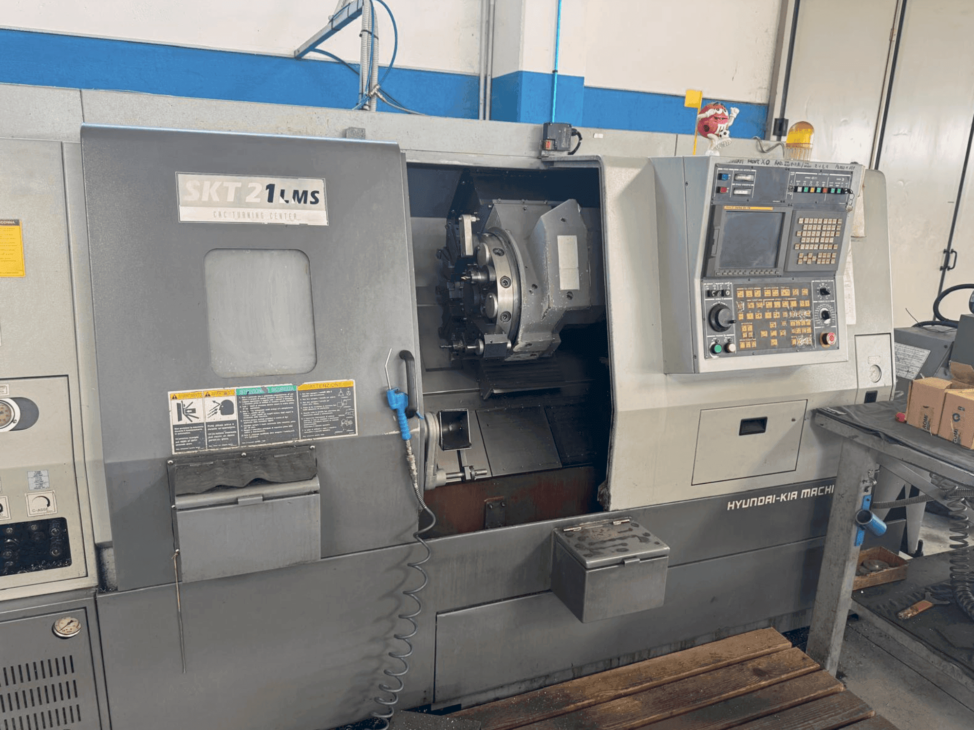 Vue de face de la machine HYUNDAI KIA SKT 21 LMS