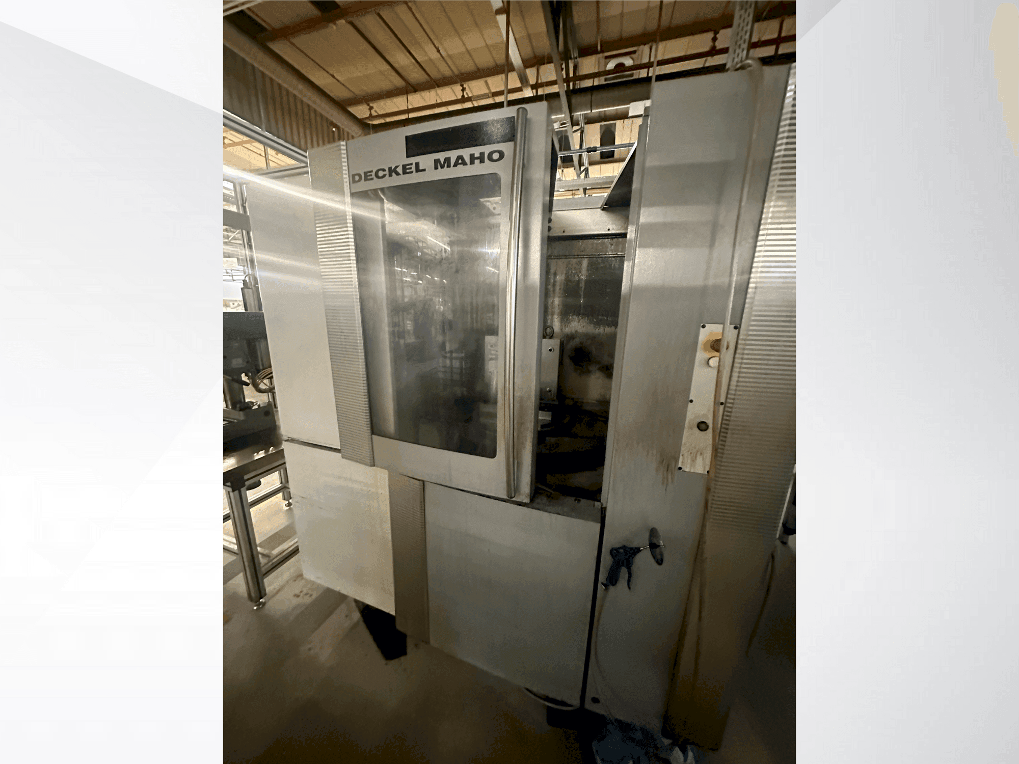 Vue de face de la machine DECKEL MAHO DMC 50H