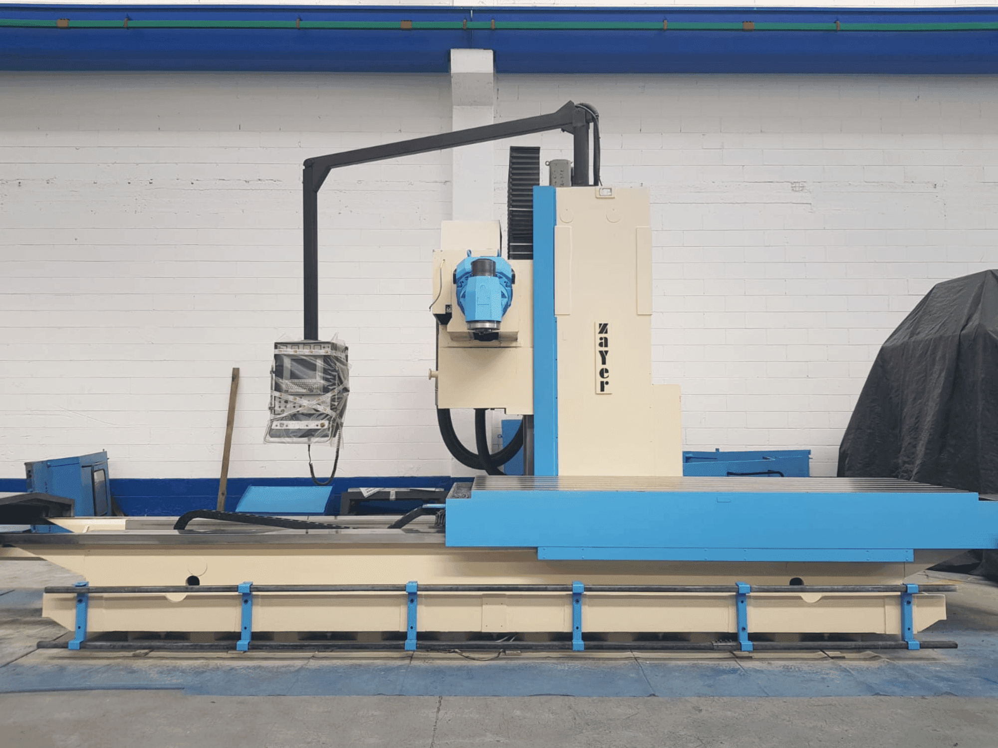 Vue de face de la machine Zayer 30KF 3000