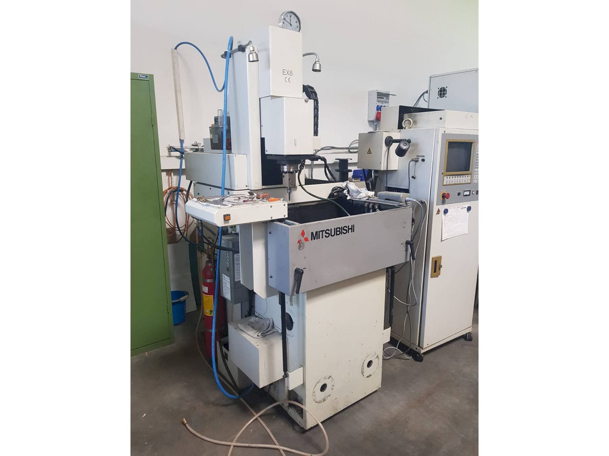 Vue de face de la machine Mitsubishi EX 8