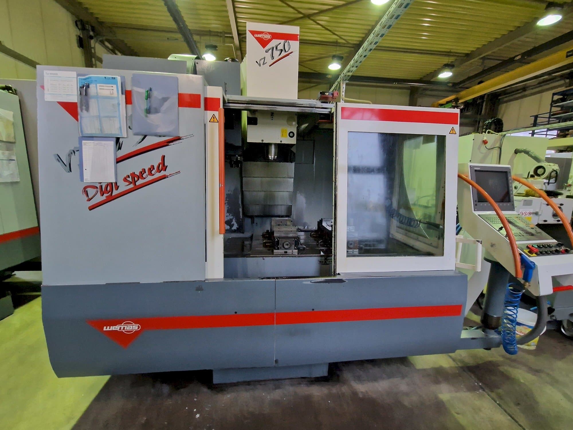 Vue de face de la machine WEMAS VZ 750