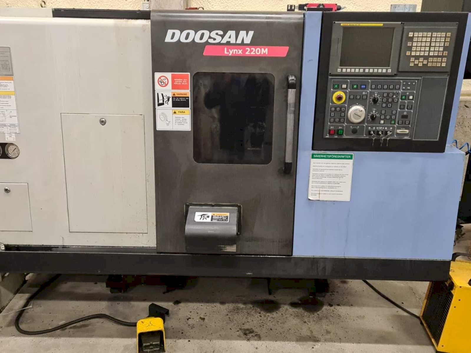 Vue de face de la machine Doosan Lynx 220MA + bar feeder LNS Express