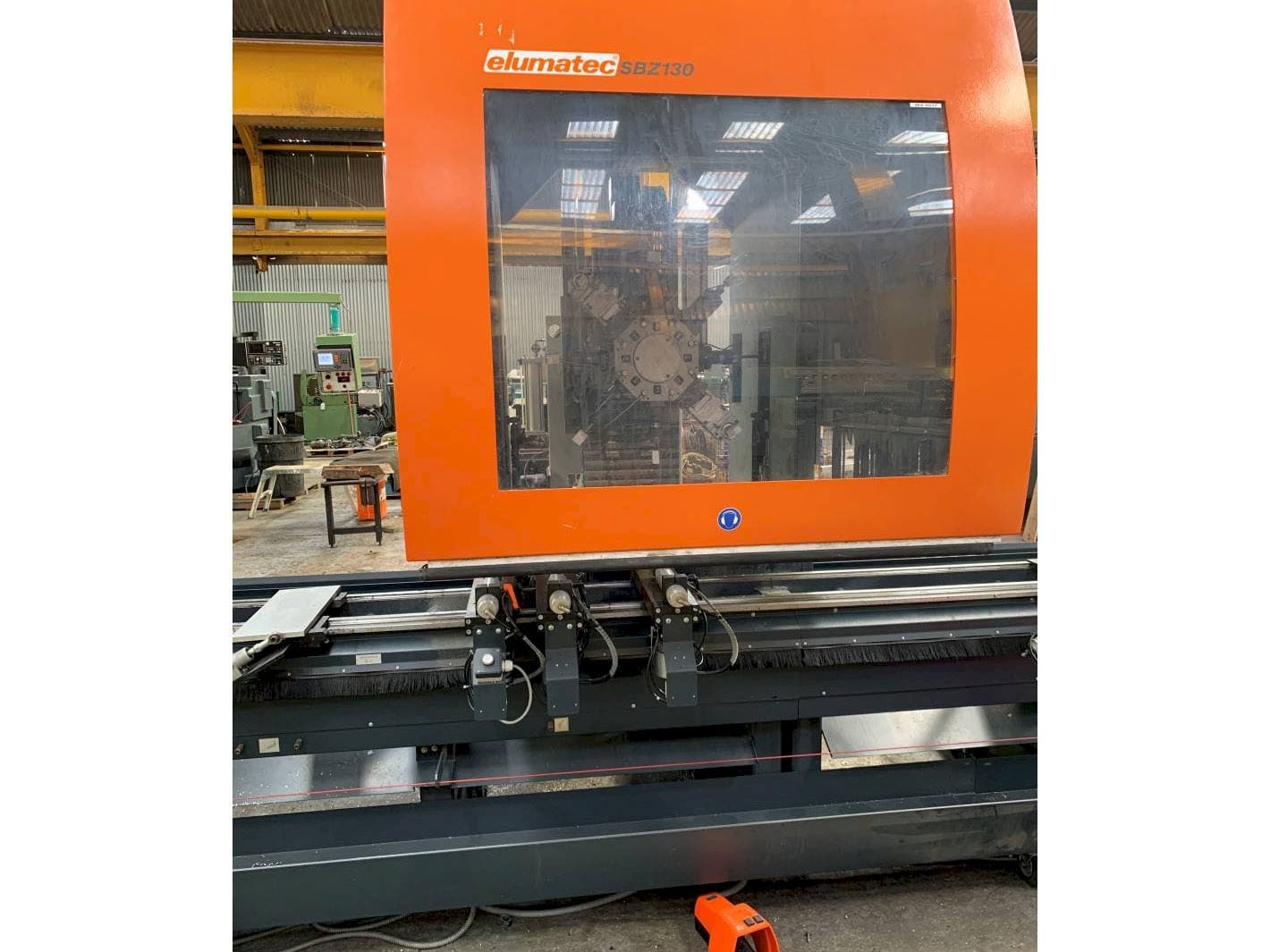 Vue de face de la machine Elumatec SBZ 130