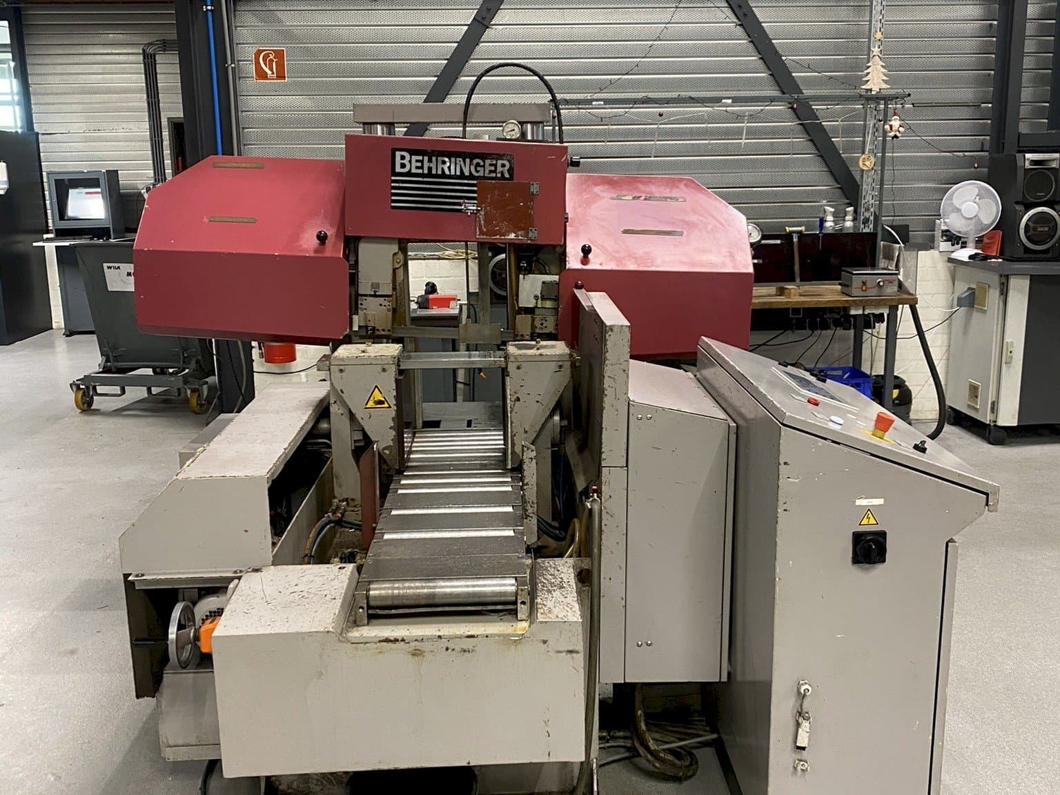 Vue de face de la machine Behringer HPB 303A