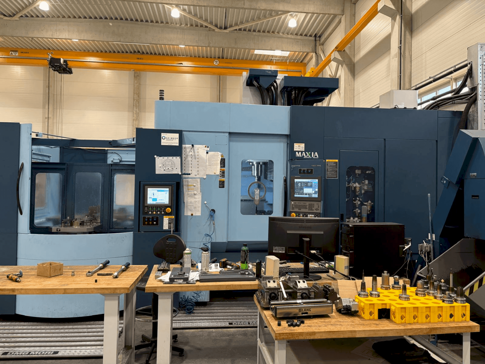 Vue de face de la machine Matsuura MAM72-70V