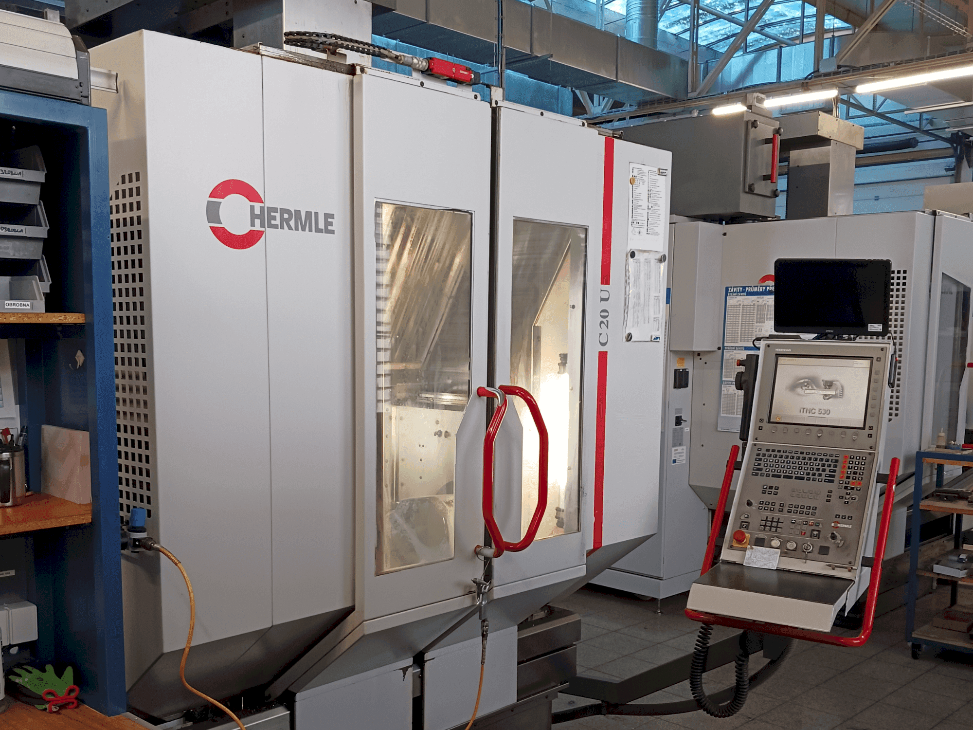 Vue de face de la machine HERMLE C20U