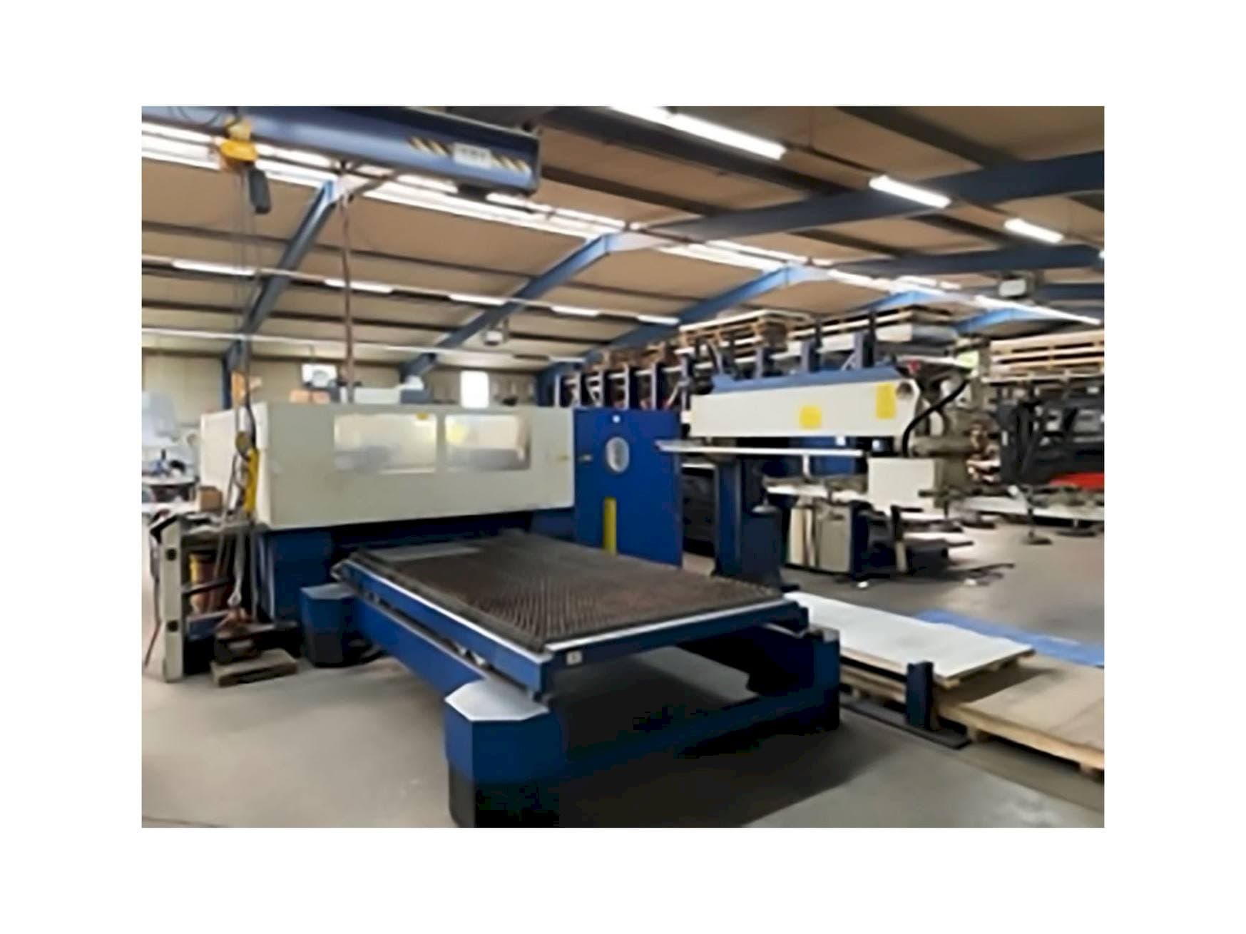 Vue de face de la machine Trumpf Trumatic L 3030