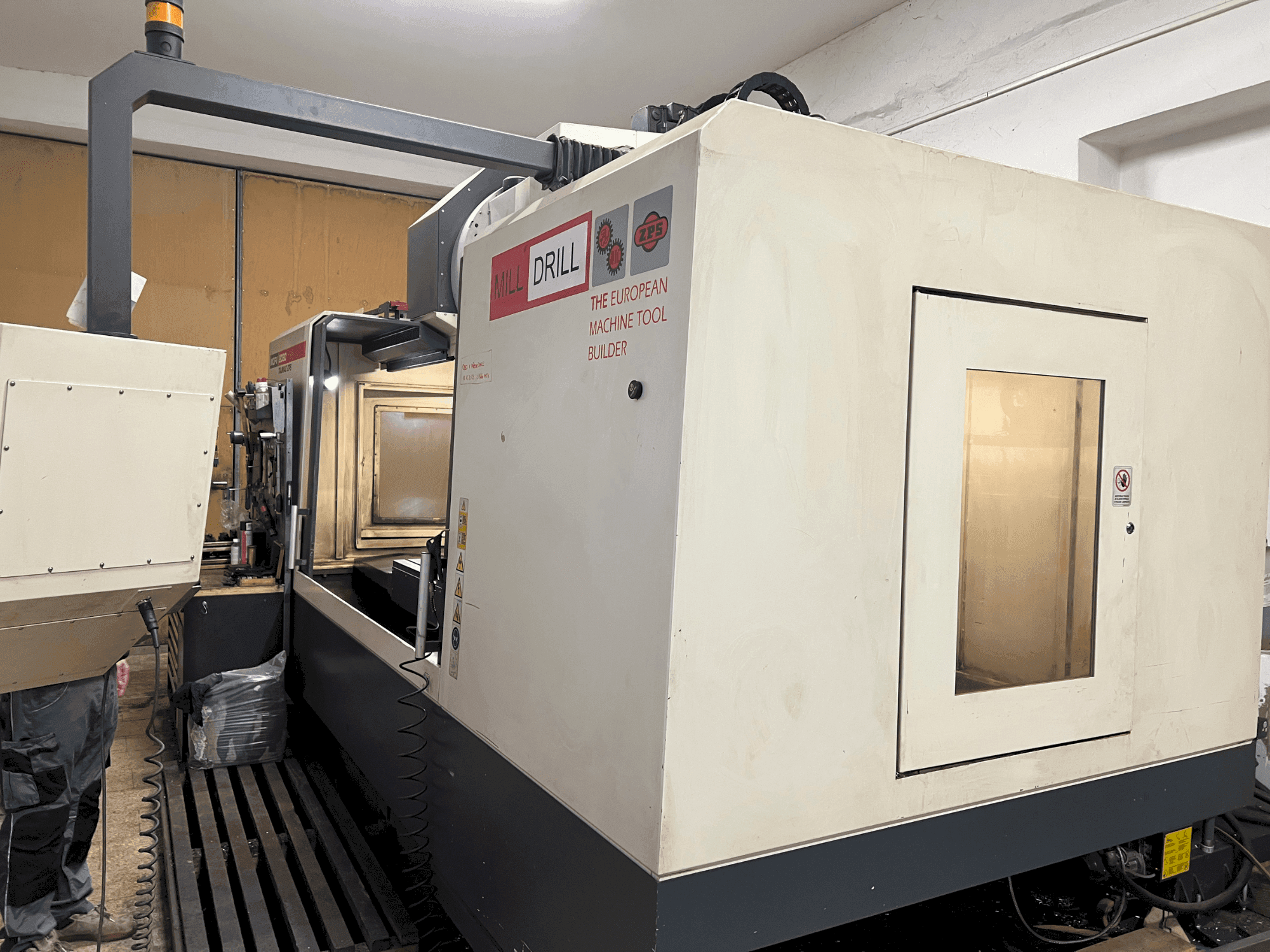 Vue de face de la machine TAJMAC-ZPS MCFV 2080