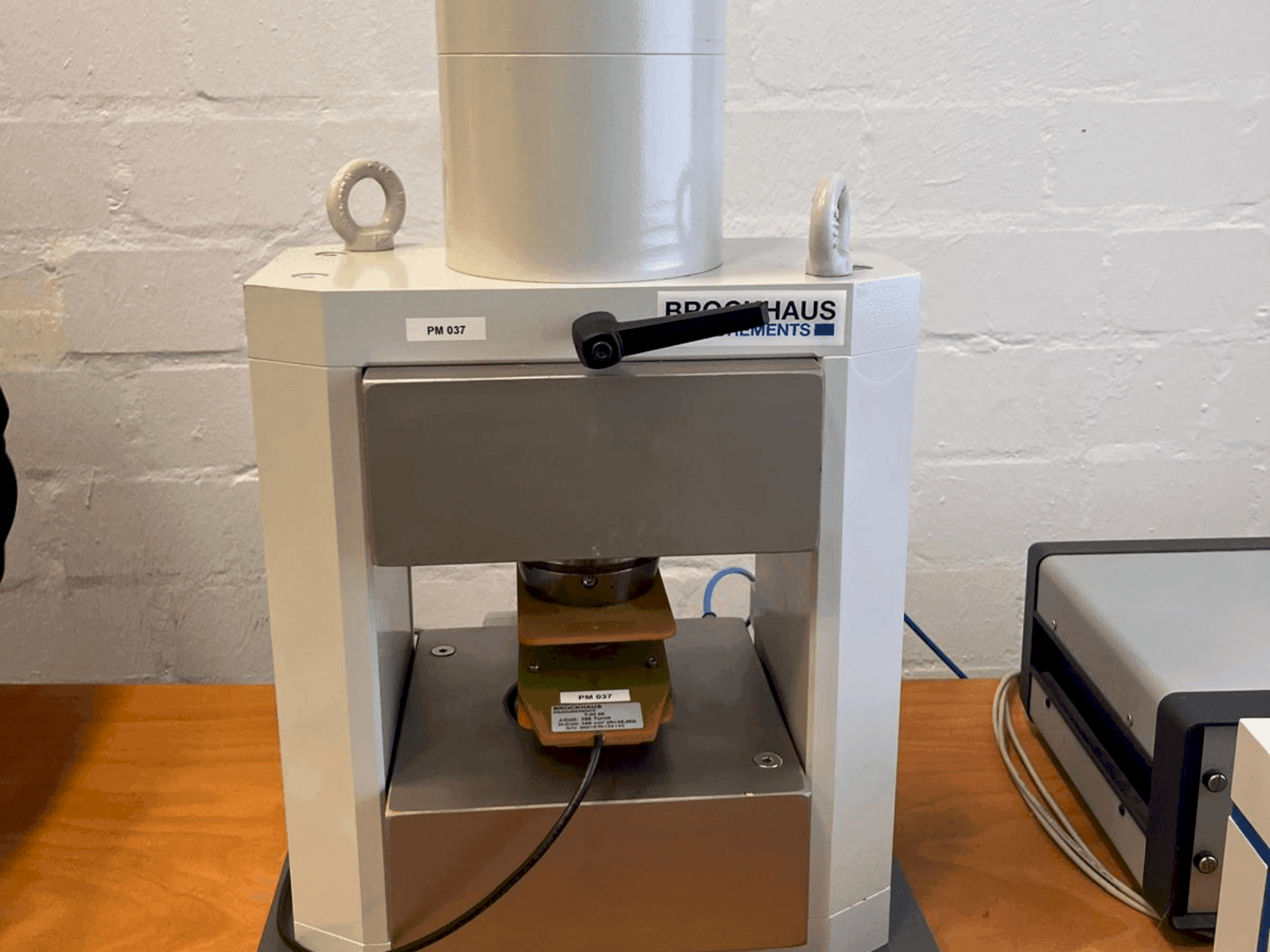 Vue de face de la machine BROCKHAUS HG200 D