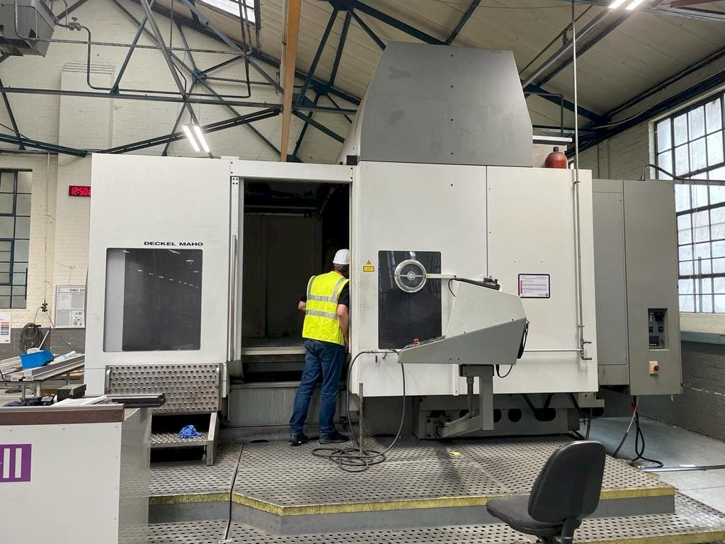 Vue de face de la machine DECKEL MAHO DMU 200T