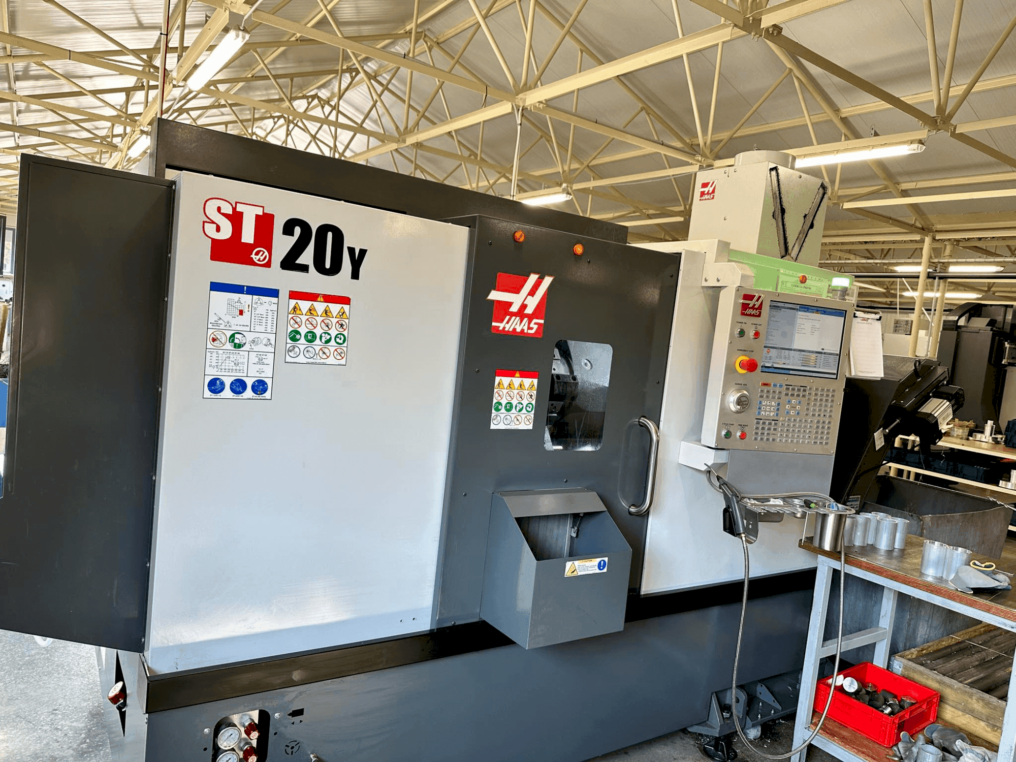 Vue de face de la machine HAAS ST-20Y (2022)