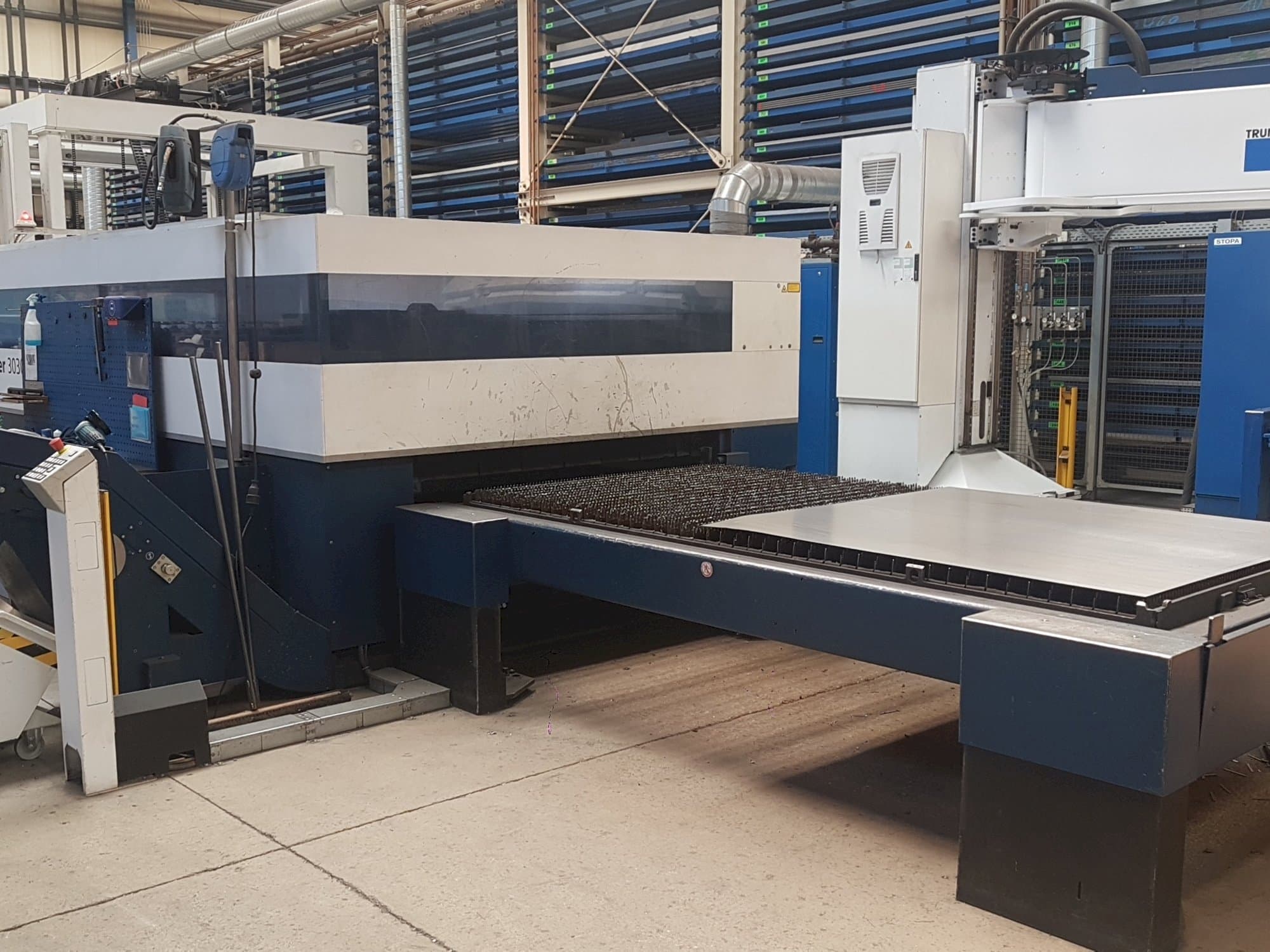 Vue de face de la machine Trumpf TruLaser 3030 L20