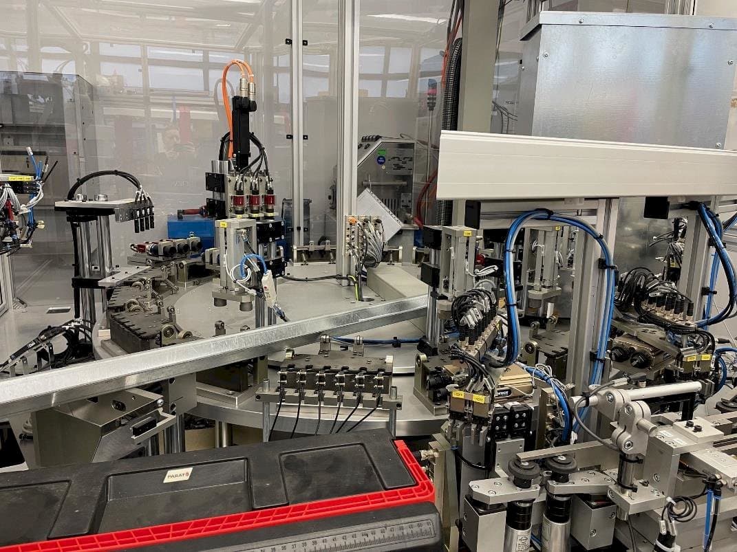 Vue de face de la machine TEAM AUTOMATION BERLIN Tattoo Needle Testing System