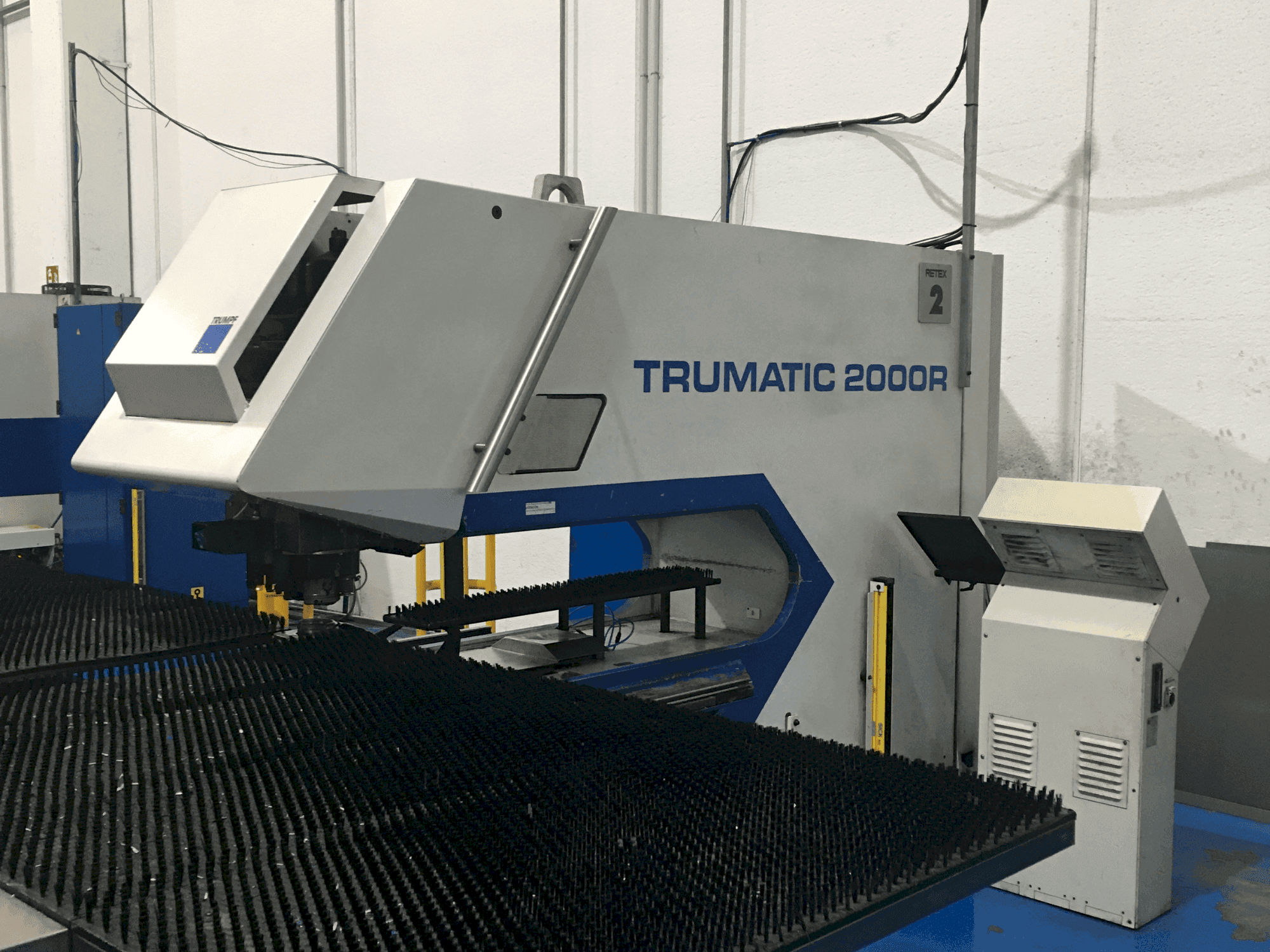Vue de face de la machine TRUMPF TC2000R
