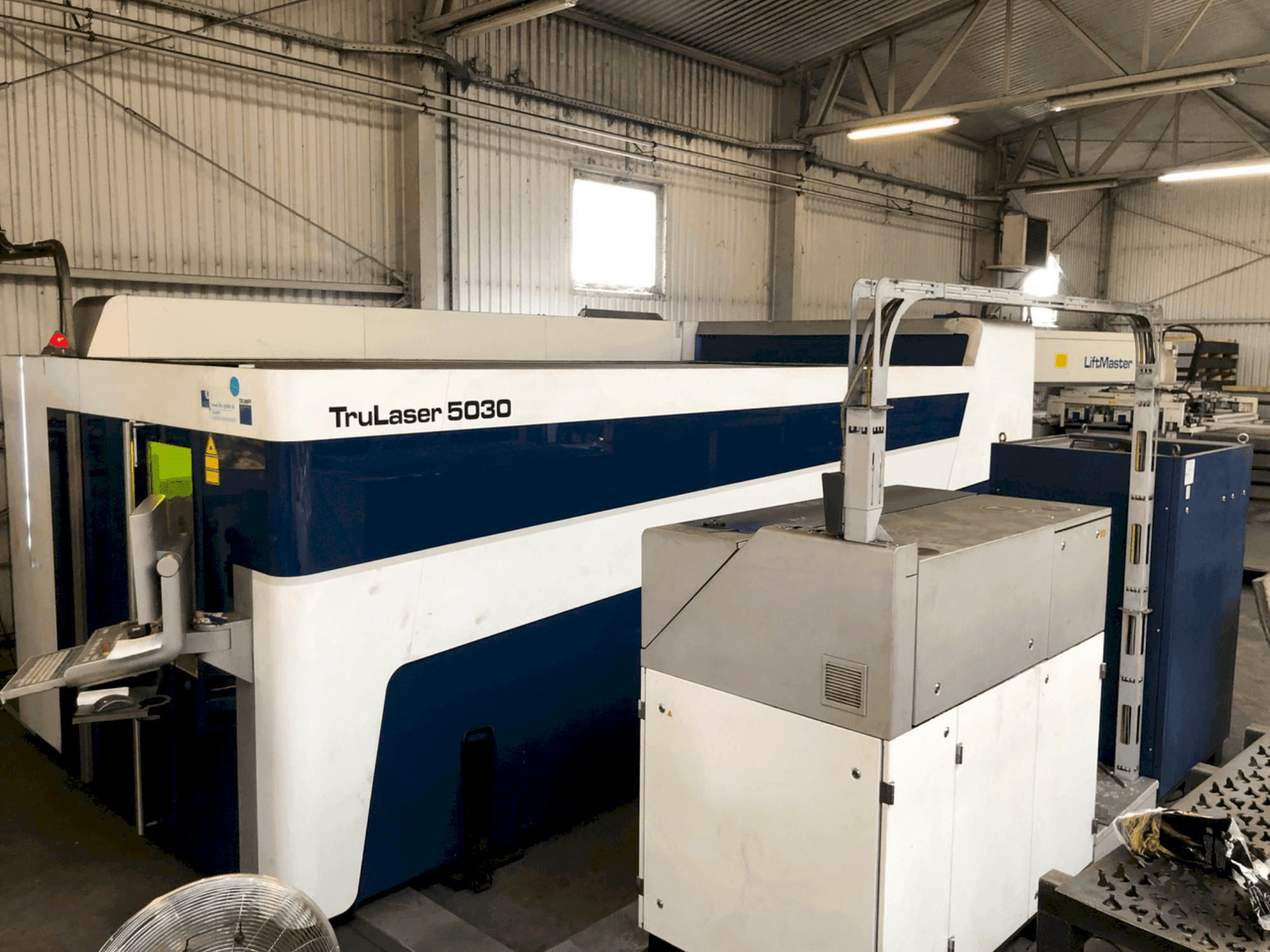 Vue de face de la machine TRUMPF Trulaser 5030 Fiber
