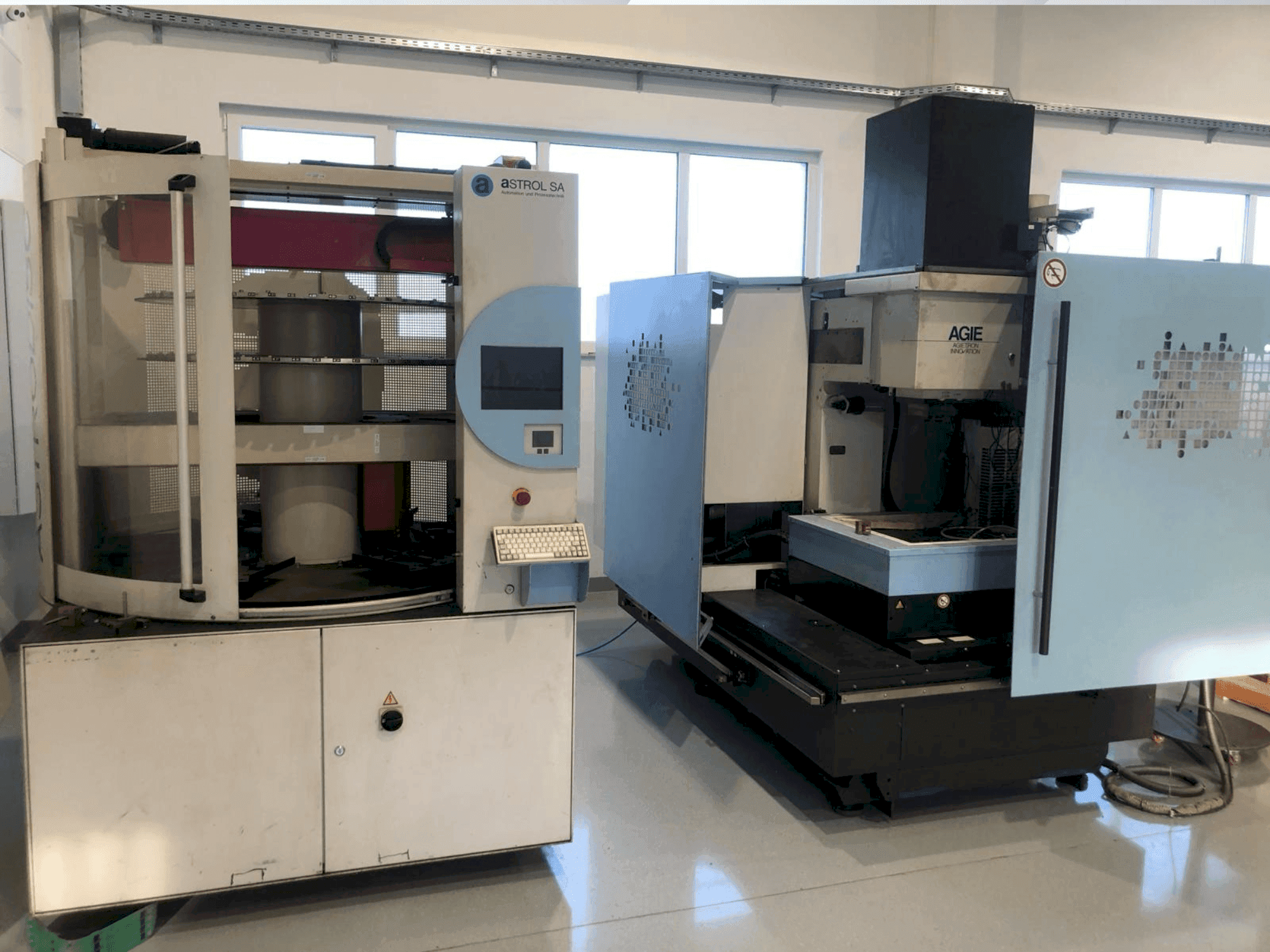 Vue de face de la machine AGIE AGIETRON Innovation 2