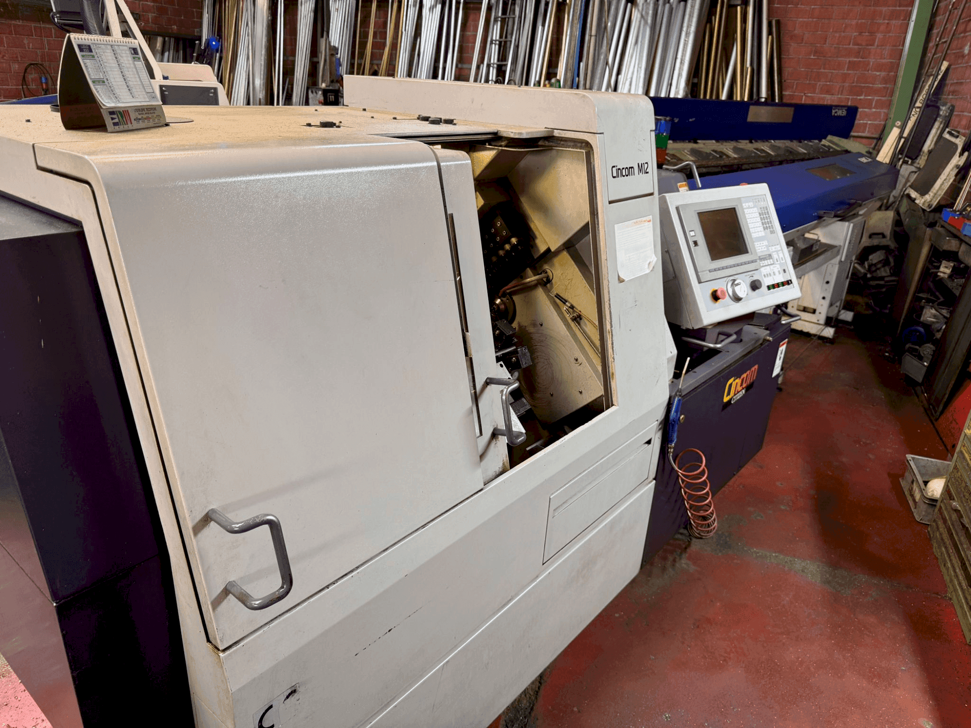 Vue de face de la machine Citizen CINCOM M12