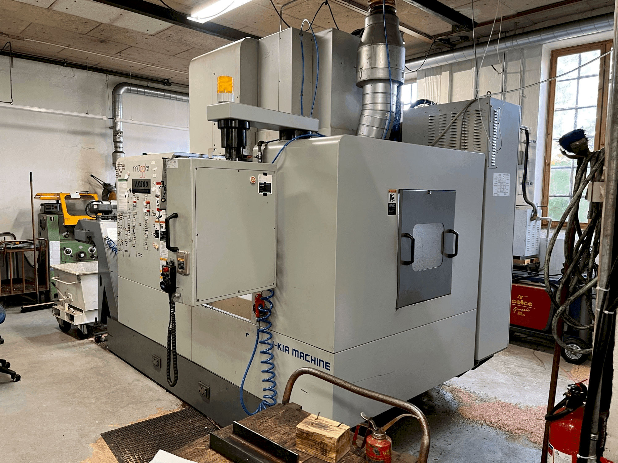 Vue de face de la machine HYUNDAI KIA VX500