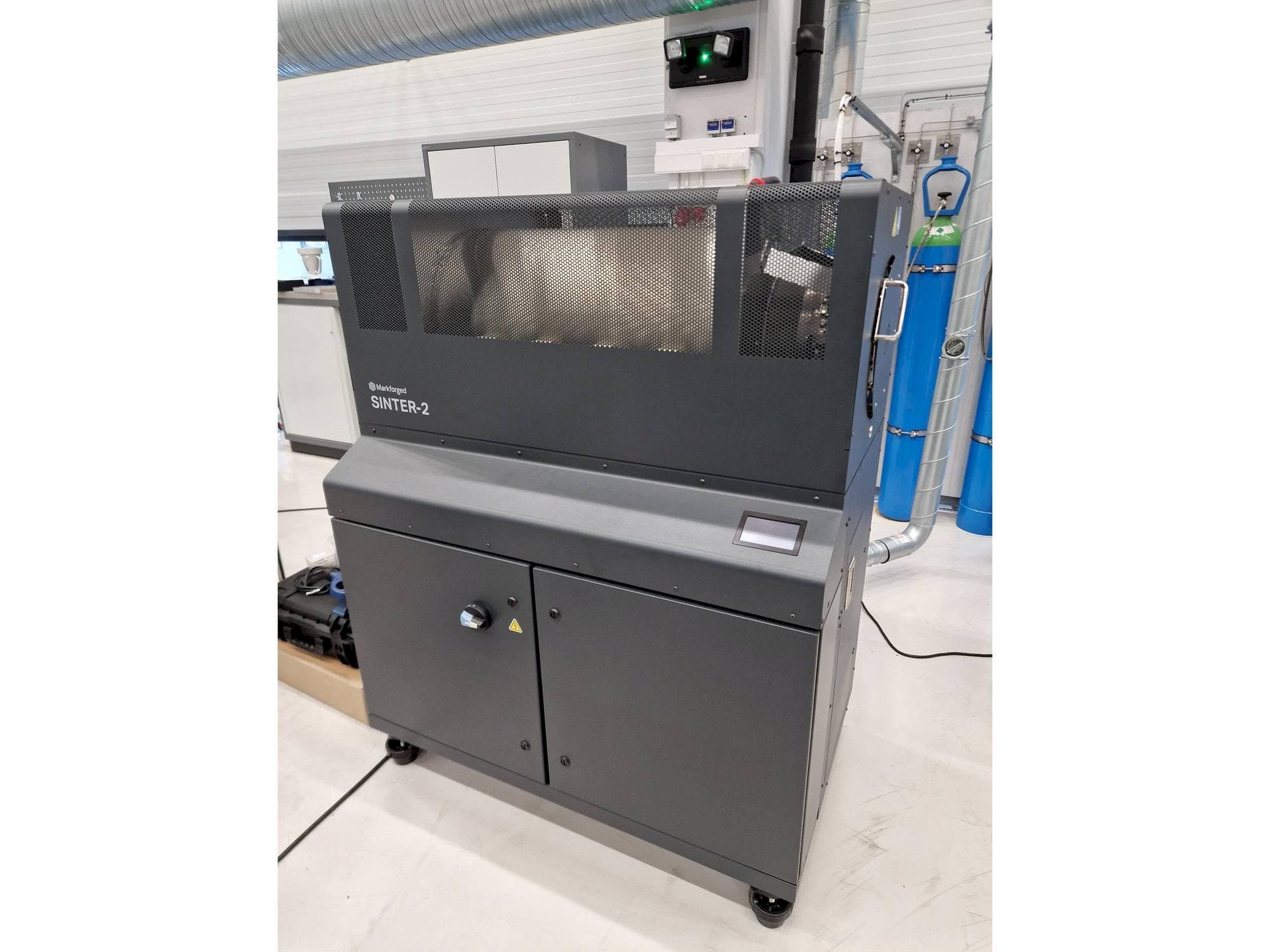 Vue de face de la machine MARKFORGED Metal X