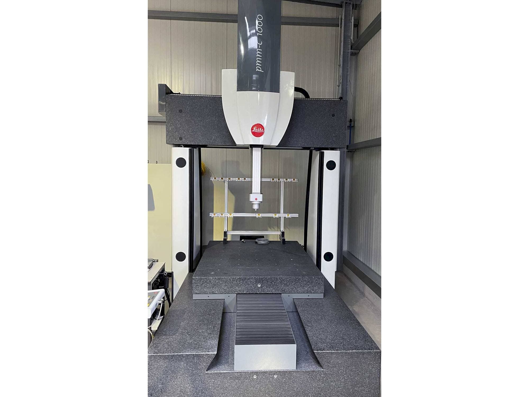 Vue de face de la machine Hexagon PMM-C 1000