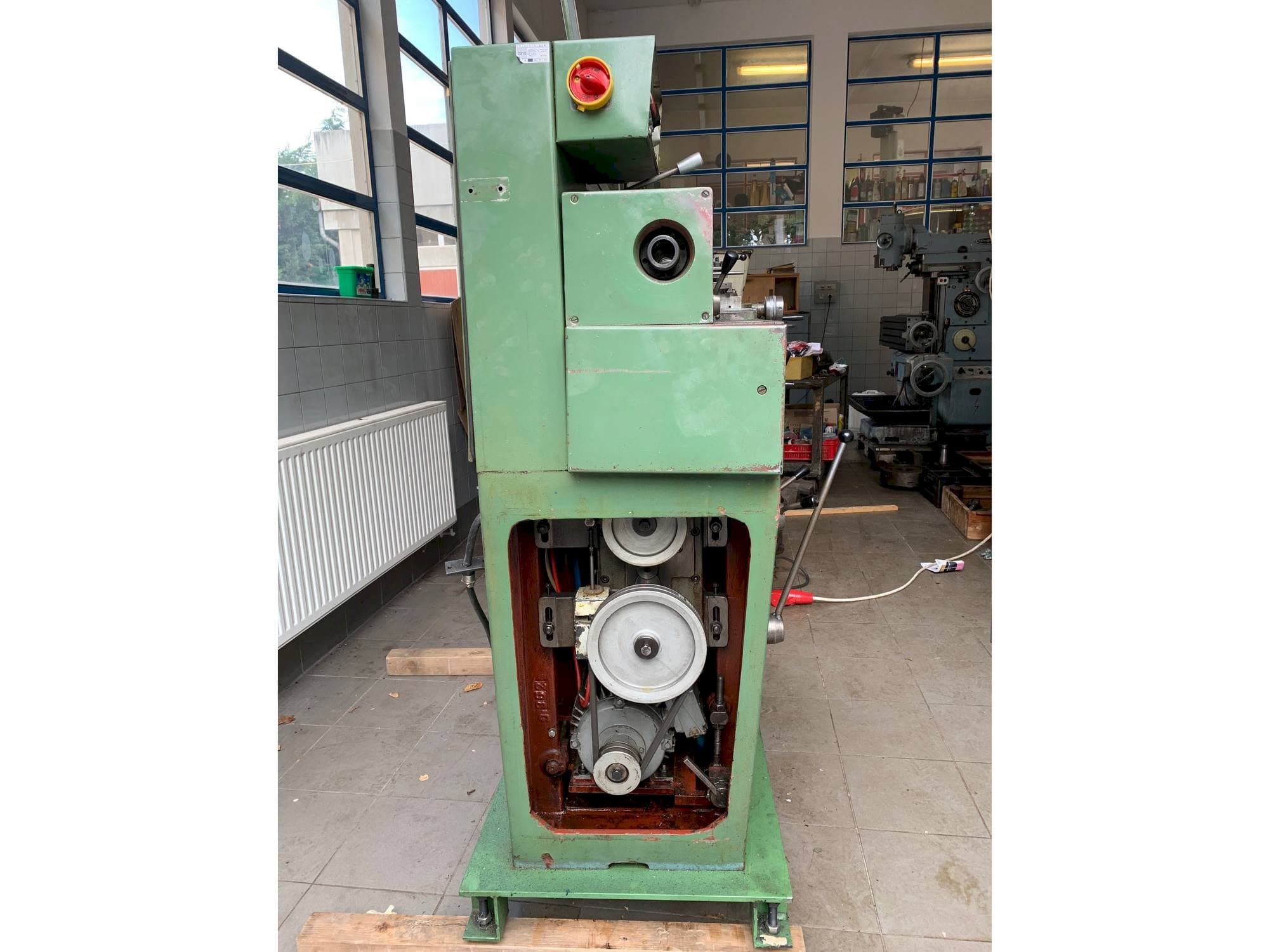 Vue de face de la machine TOS Sm 16-A