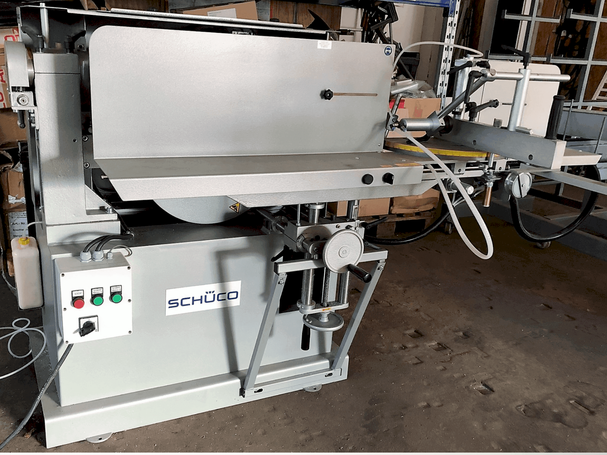 Vue de face de la machine SCHÜCO AS 450