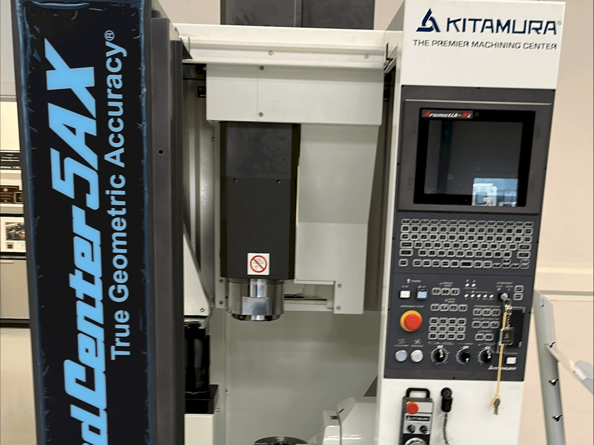 Vue de face de la machine Kitamura Medcenter 5AX