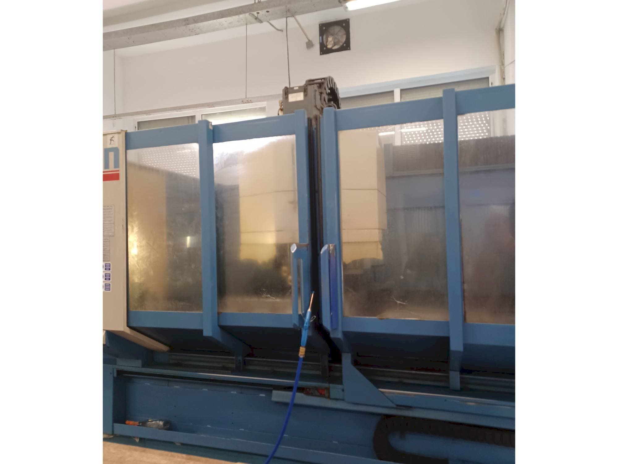 Vue de face de la machine CHIRON FZ 18 L