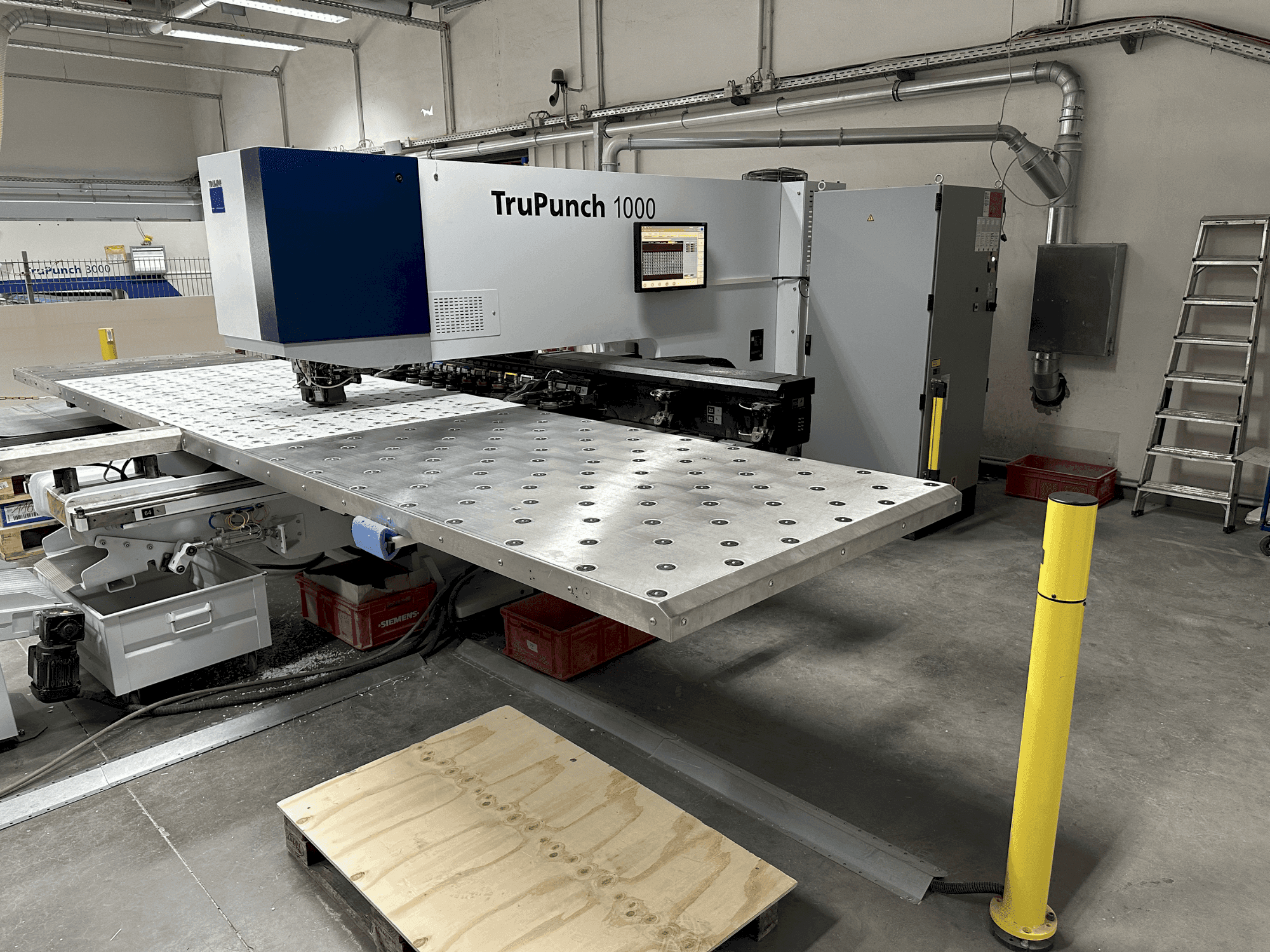Vue de face de la machine TRUMPF TruPunch 1000